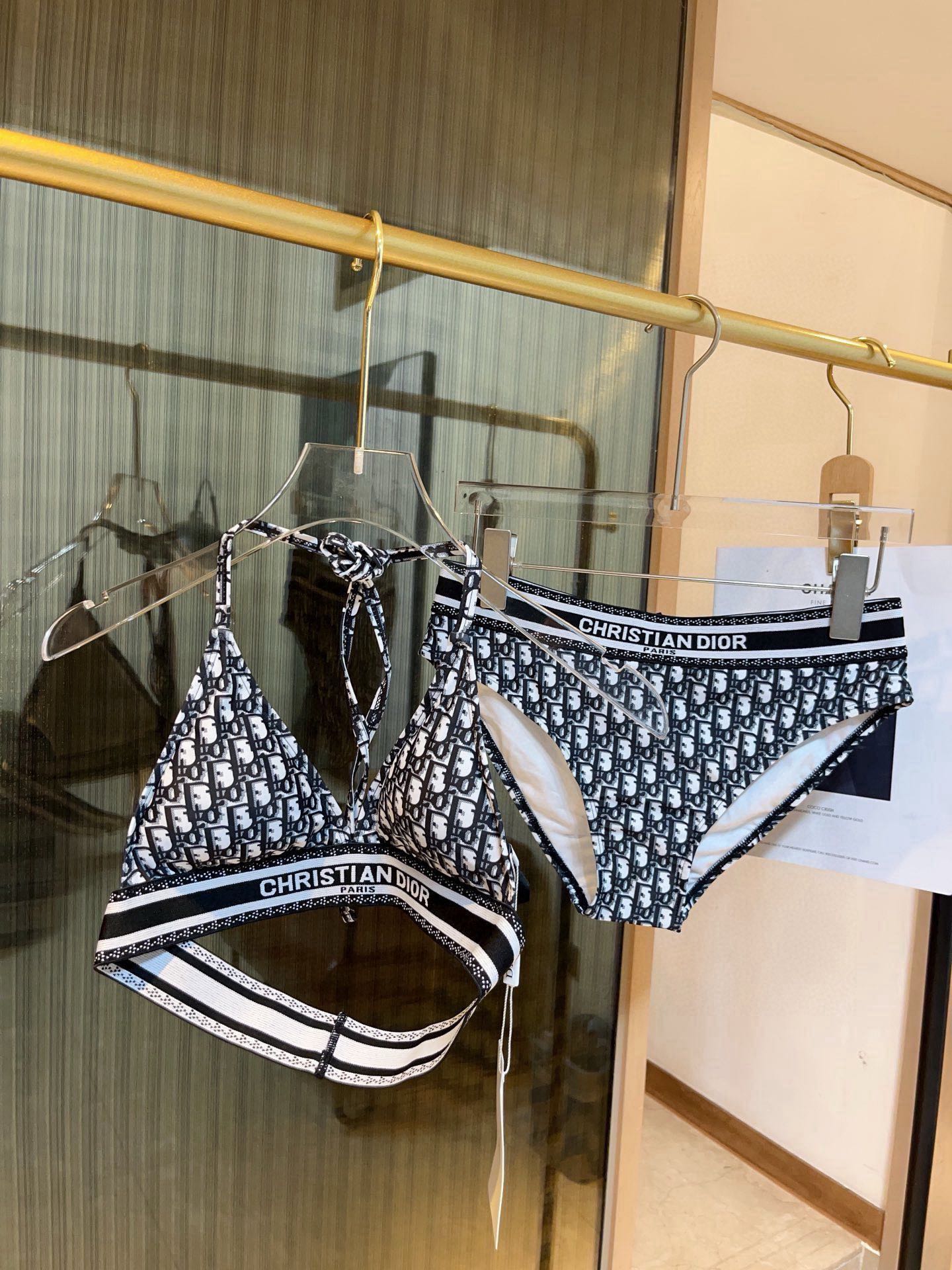 。

Dior迪奥分体比基尼👙sm L