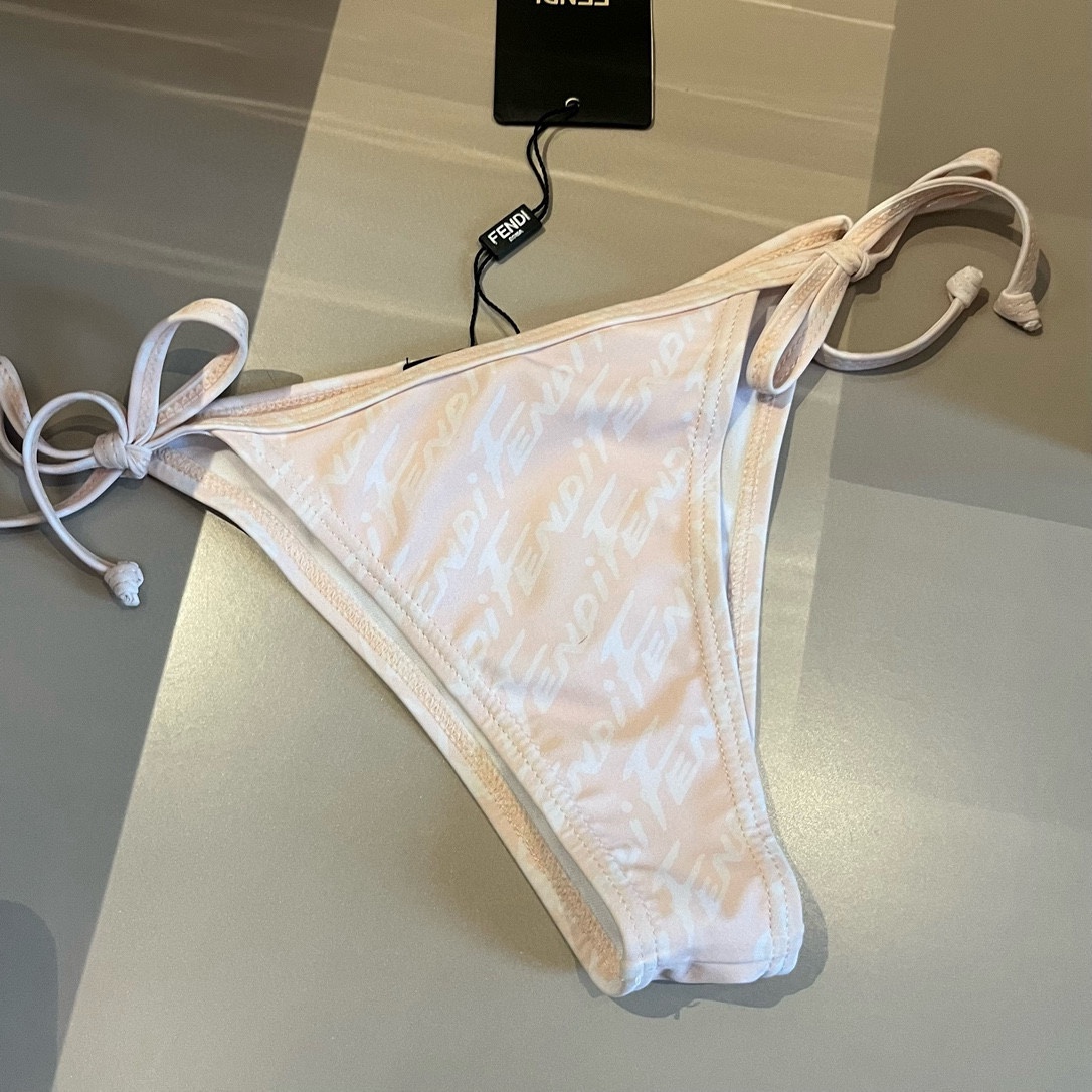 。
FD芬迪比基尼👙❤️😍🥰适合多种场景的游泳衣🏊‍♀️海边 游泳池 温泉 水上乐园 漂流都可以😌内搭外