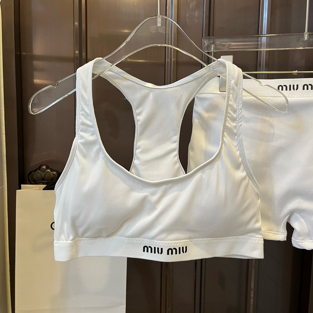 。
miumiu缪缪新款比基尼中古套装，吊带背心+三角打底裤分体泳衣 白色 S M L XL