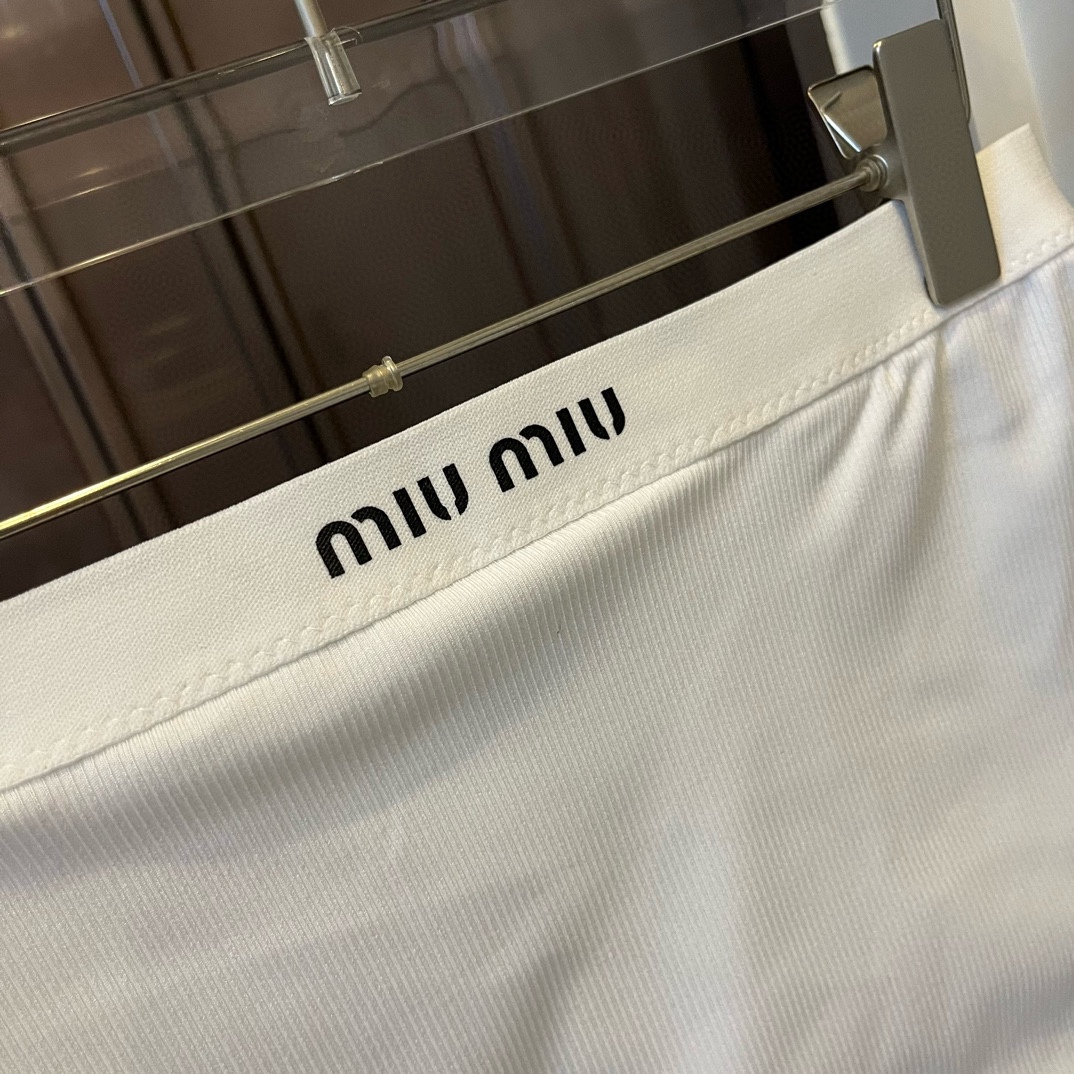 。
miumiu缪缪新款比基尼中古套装，吊带背心+三角打底裤分体泳衣 白色 S M L XL