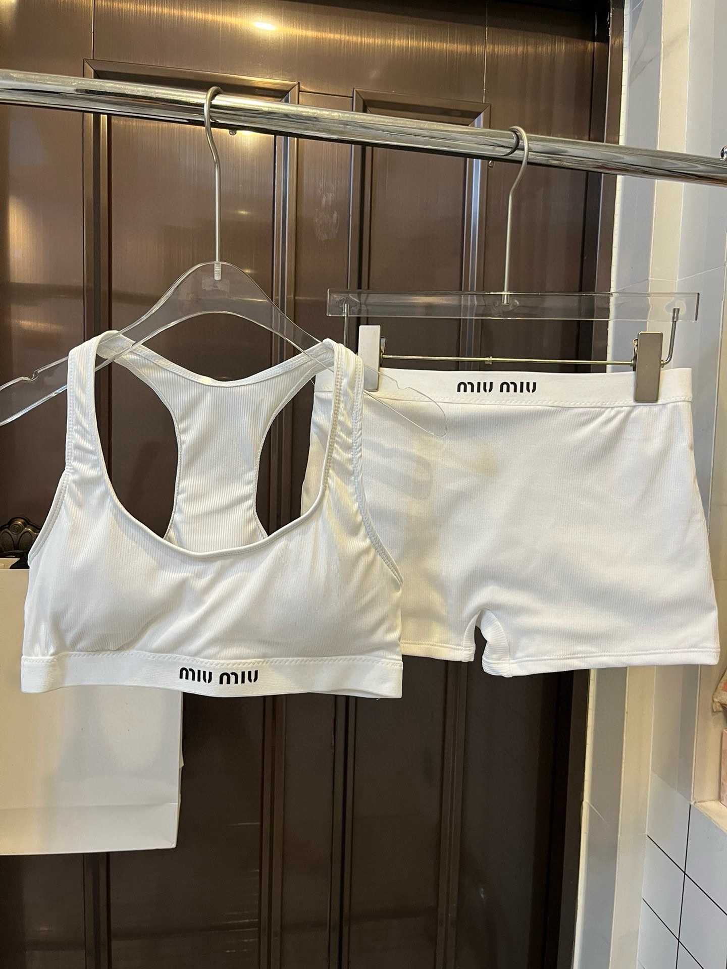 。
miumiu缪缪新款比基尼中古套装，吊带背心+三角打底裤分体泳衣 白色 S M L XL