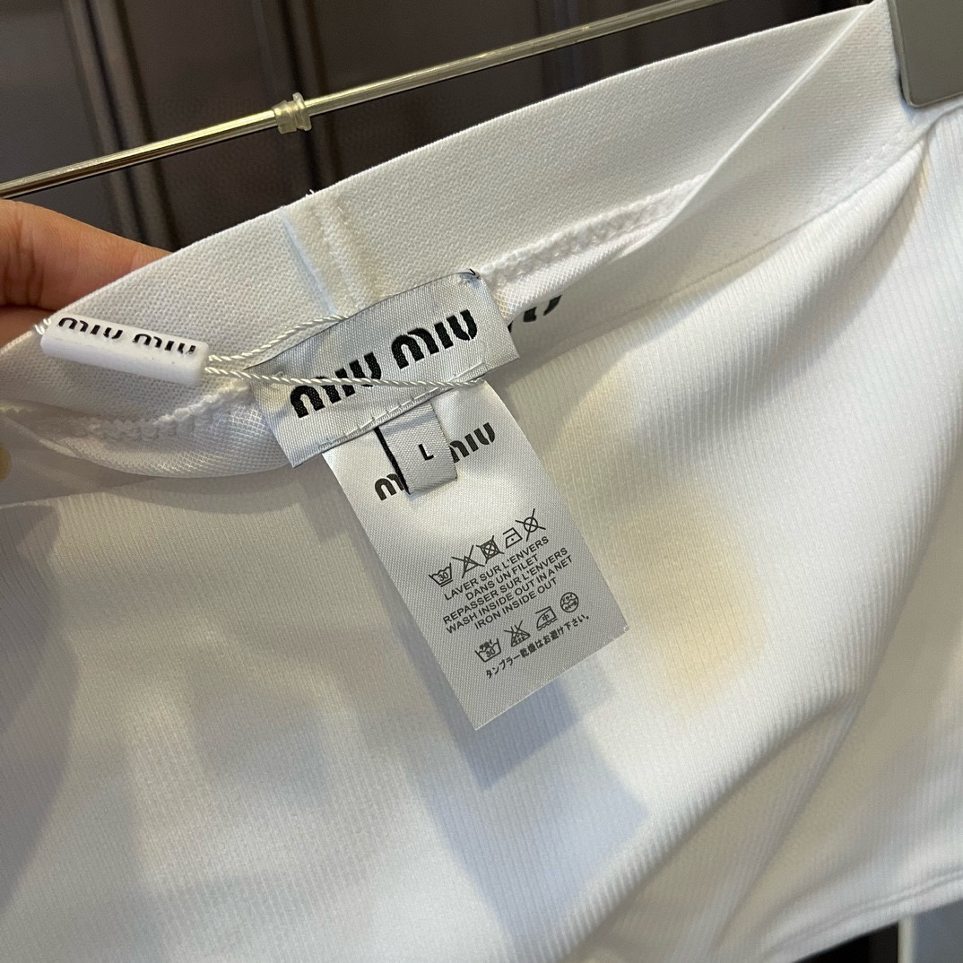 。
miumiu缪缪新款比基尼中古套装，吊带背心+三角打底裤分体泳衣 白色 S M L XL