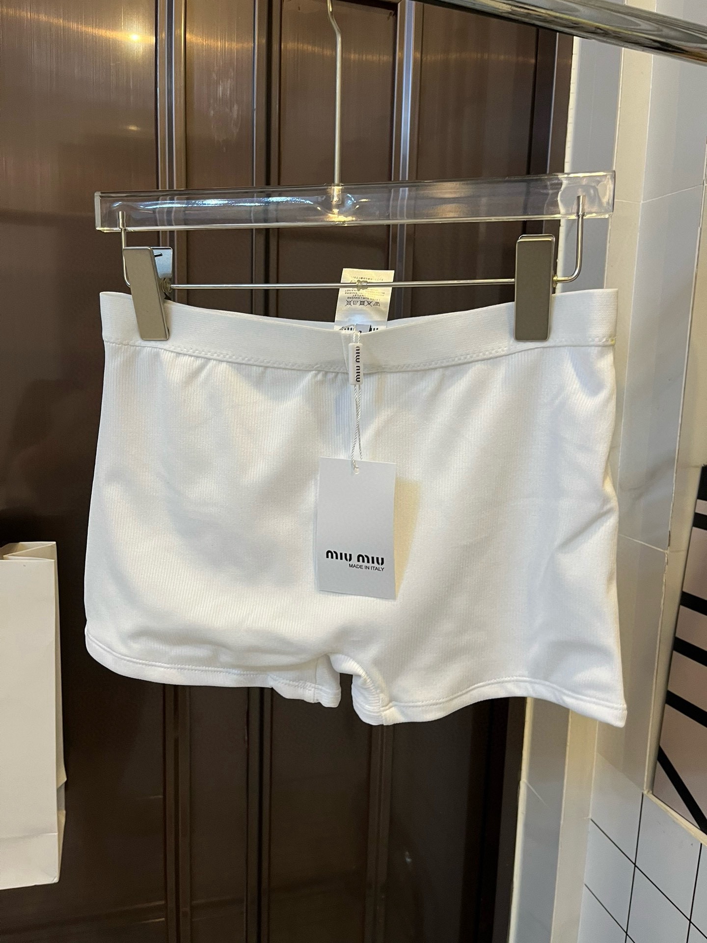 。
miumiu缪缪新款比基尼中古套装，吊带背心+三角打底裤分体泳衣 白色 S M L XL