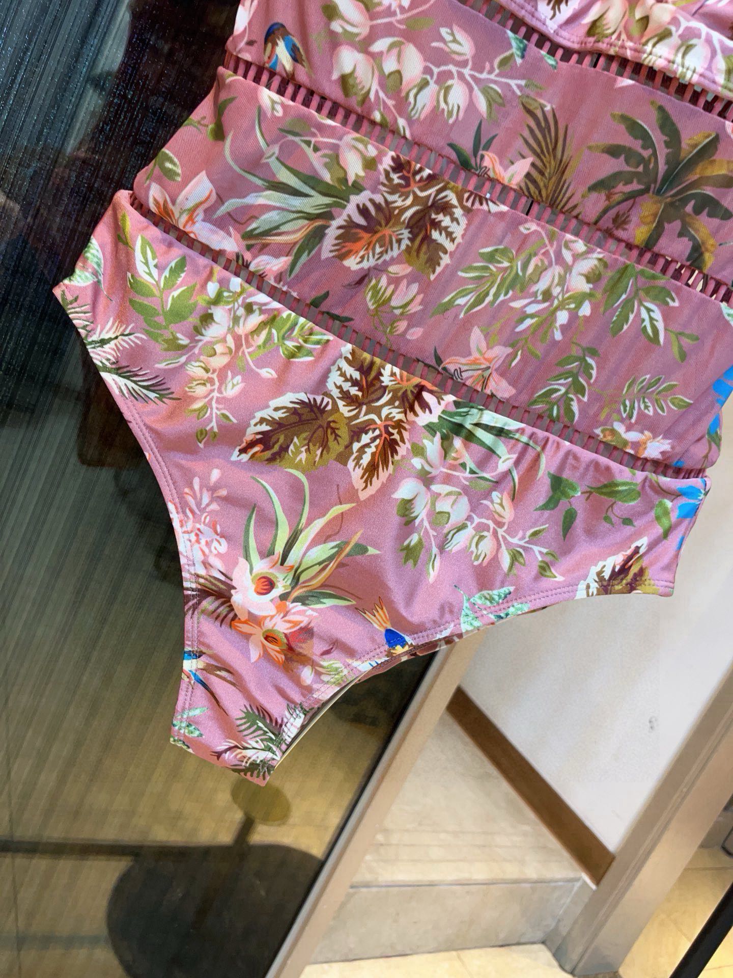 。
Gucci古奇连体泳衣👙❤️😍🥰适合多种场景的游泳衣🏊‍♀️海边 游泳池 温泉 水上乐园 漂流都可以