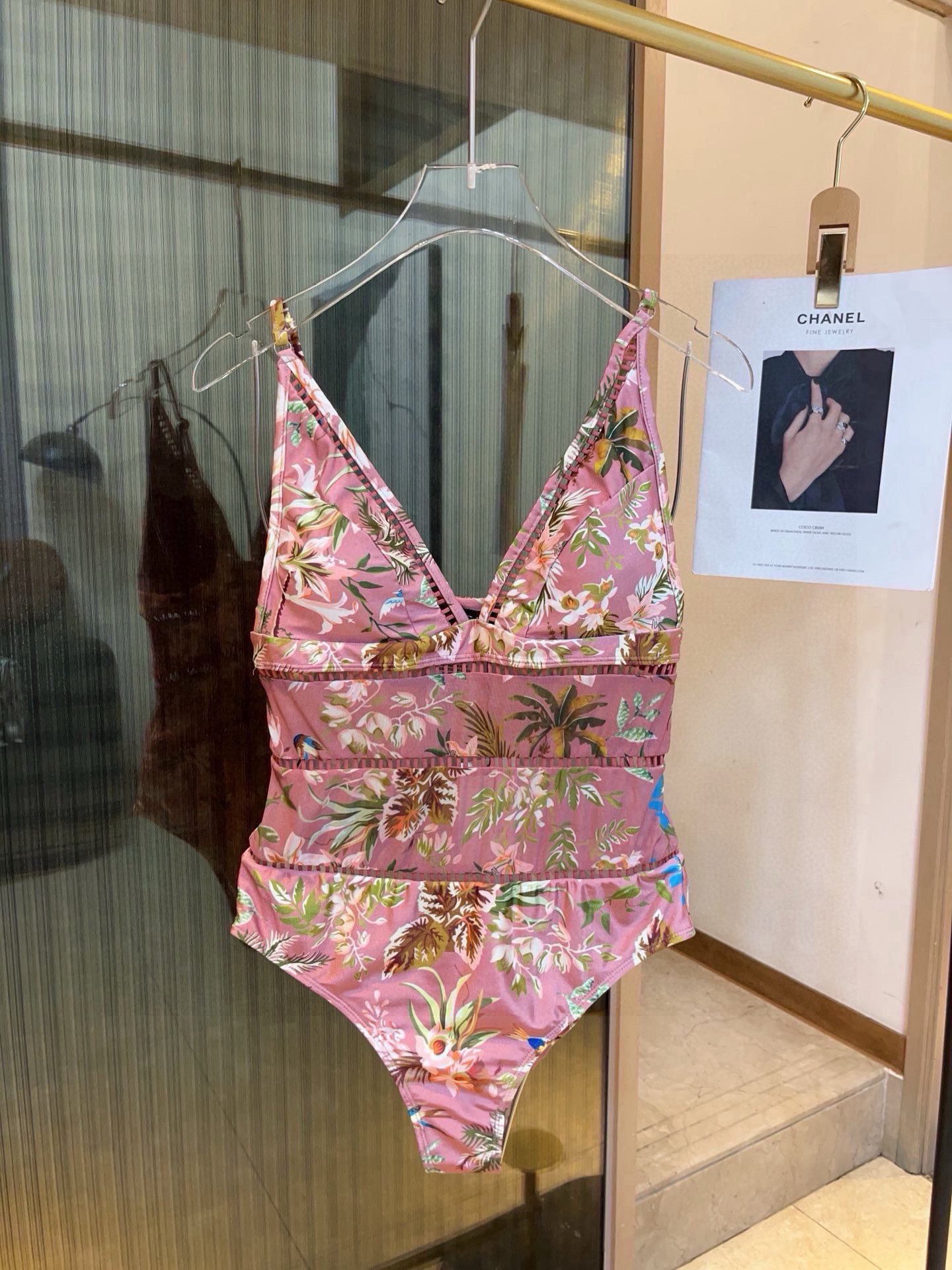 。
Gucci古奇连体泳衣👙❤️😍🥰适合多种场景的游泳衣🏊‍♀️海边 游泳池 温泉 水上乐园 漂流都可以