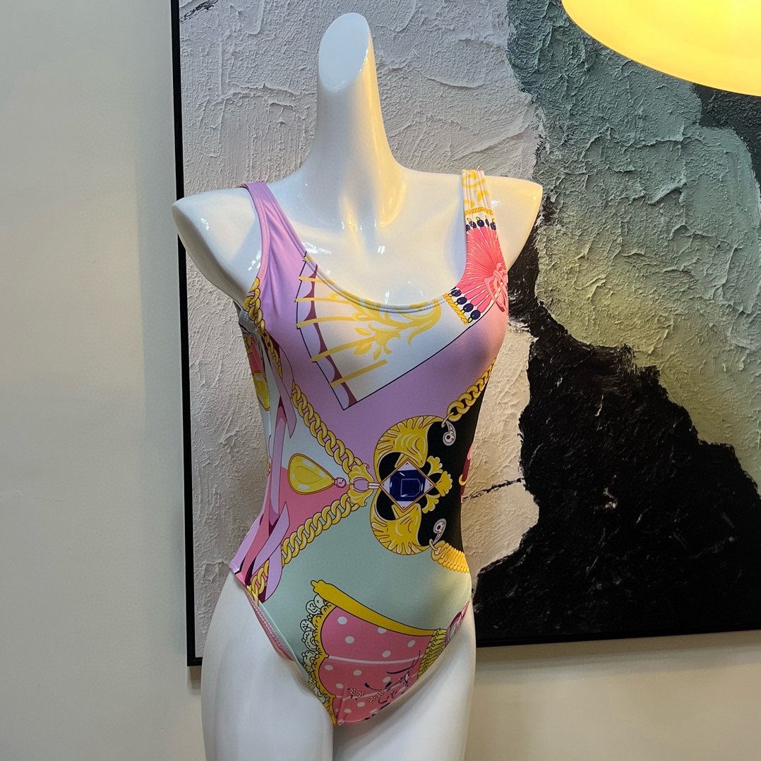 。
范思哲连体泳衣👙❤️😍🥰适合多种场景的游泳衣🏊‍♀️海边 游泳池 温泉 水上乐园 漂流都可以😌内搭外