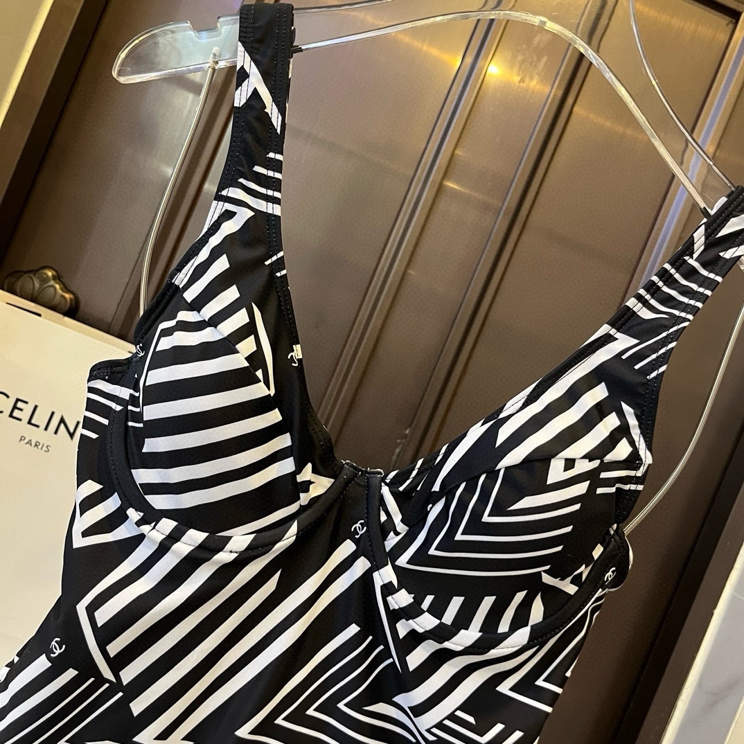 。

Chanel香奈儿官方新款连体泳衣比基尼，名媛度假出游必备，S M L XL