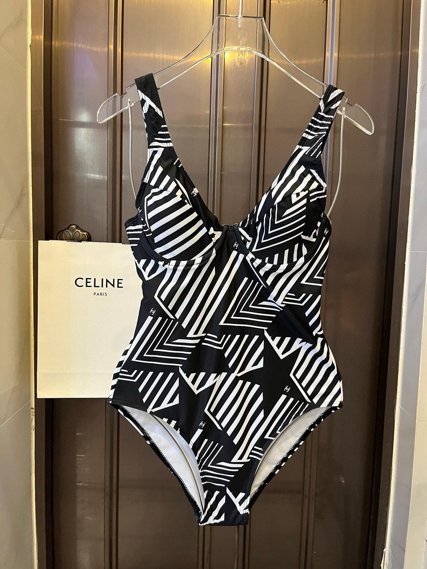。

Chanel香奈儿官方新款连体泳衣比基尼，名媛度假出游必备，S M L XL