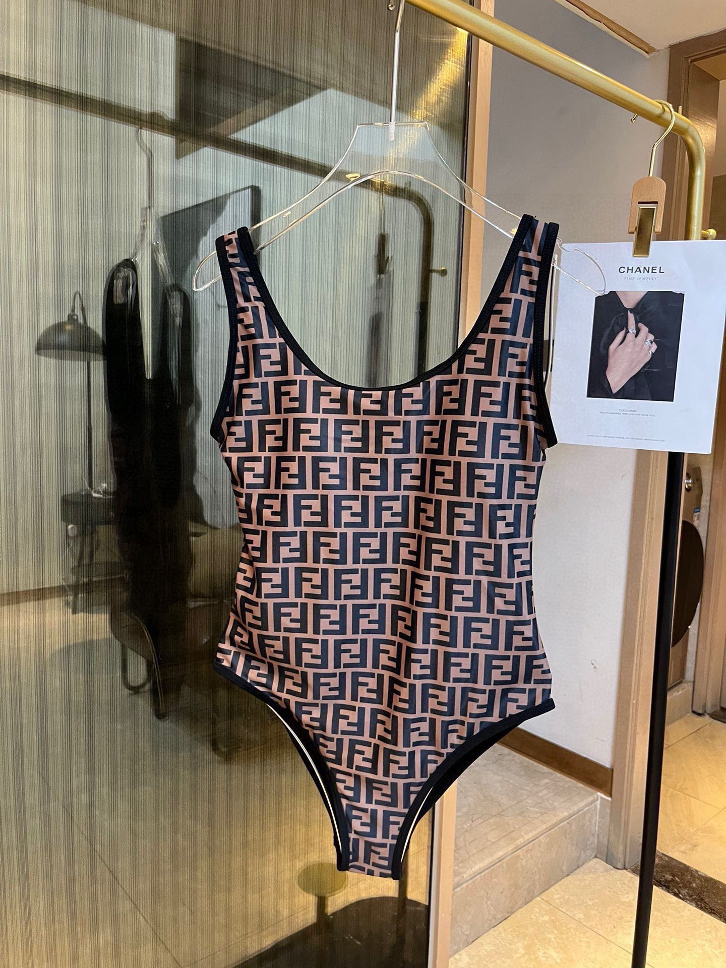 。
Fendi 芬迪连体泳衣  😍🥰适合多种场景的游泳衣🏊‍♀️海边 游泳池 温泉 水上乐园 漂流都可以