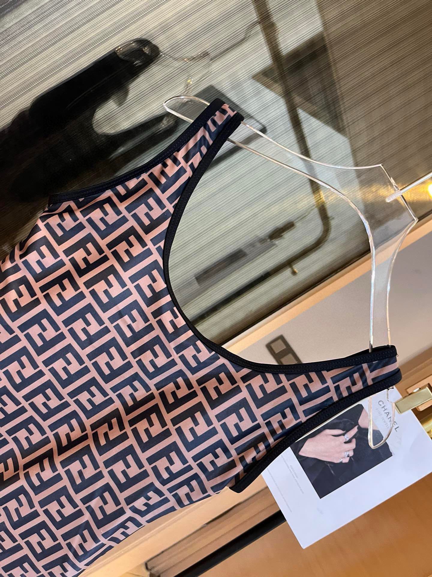 。
Fendi 芬迪连体泳衣  😍🥰适合多种场景的游泳衣🏊‍♀️海边 游泳池 温泉 水上乐园 漂流都可以