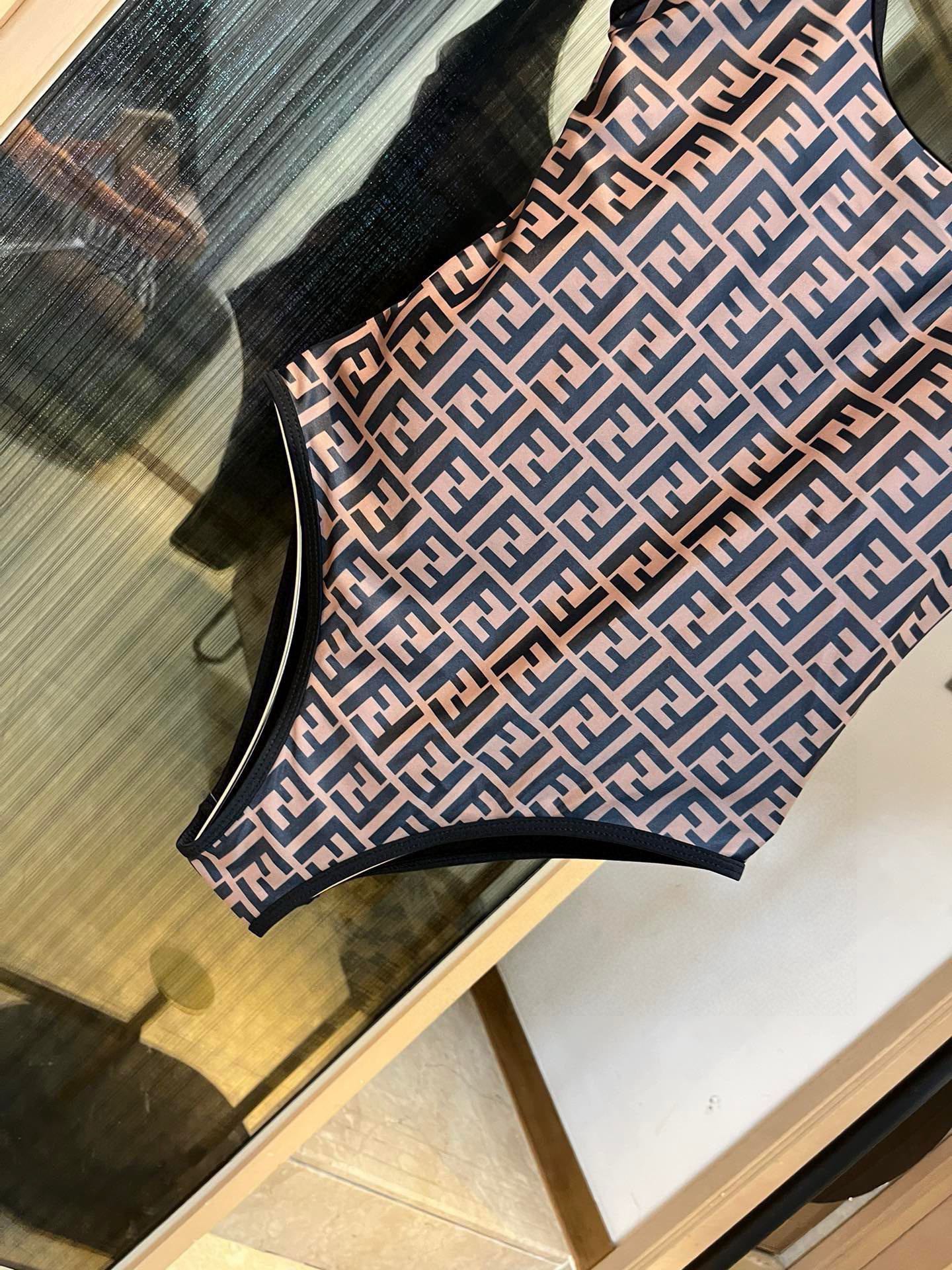 。
Fendi 芬迪连体泳衣  😍🥰适合多种场景的游泳衣🏊‍♀️海边 游泳池 温泉 水上乐园 漂流都可以