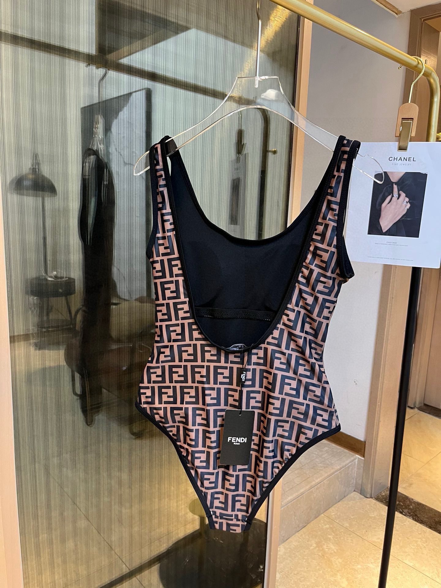 。
Fendi 芬迪连体泳衣  😍🥰适合多种场景的游泳衣🏊‍♀️海边 游泳池 温泉 水上乐园 漂流都可以