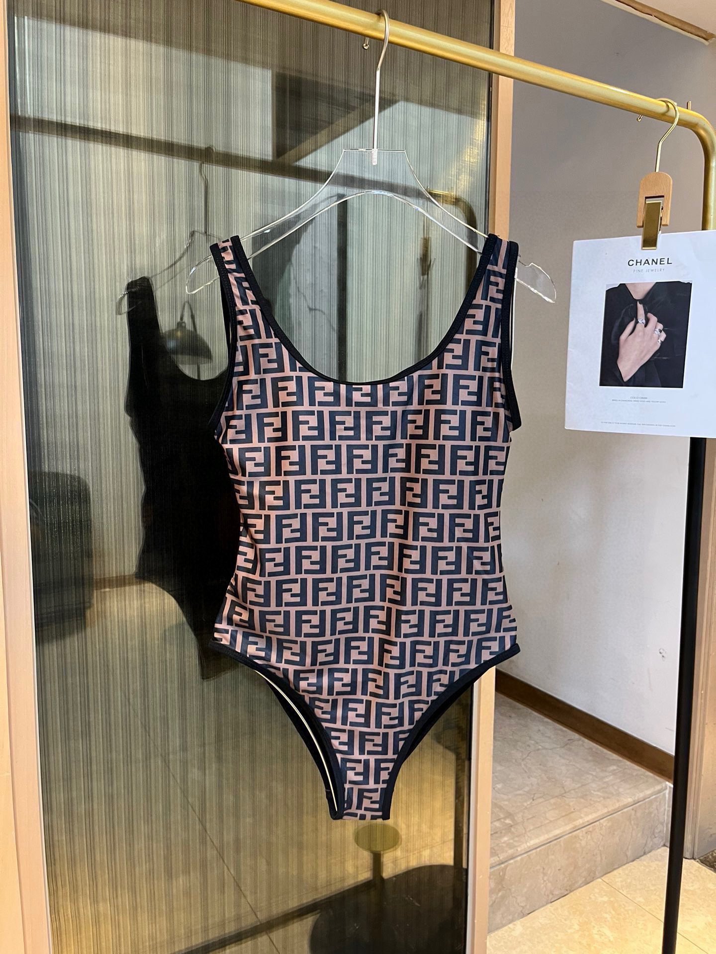 。
Fendi 芬迪连体泳衣  😍🥰适合多种场景的游泳衣🏊‍♀️海边 游泳池 温泉 水上乐园 漂流都可以