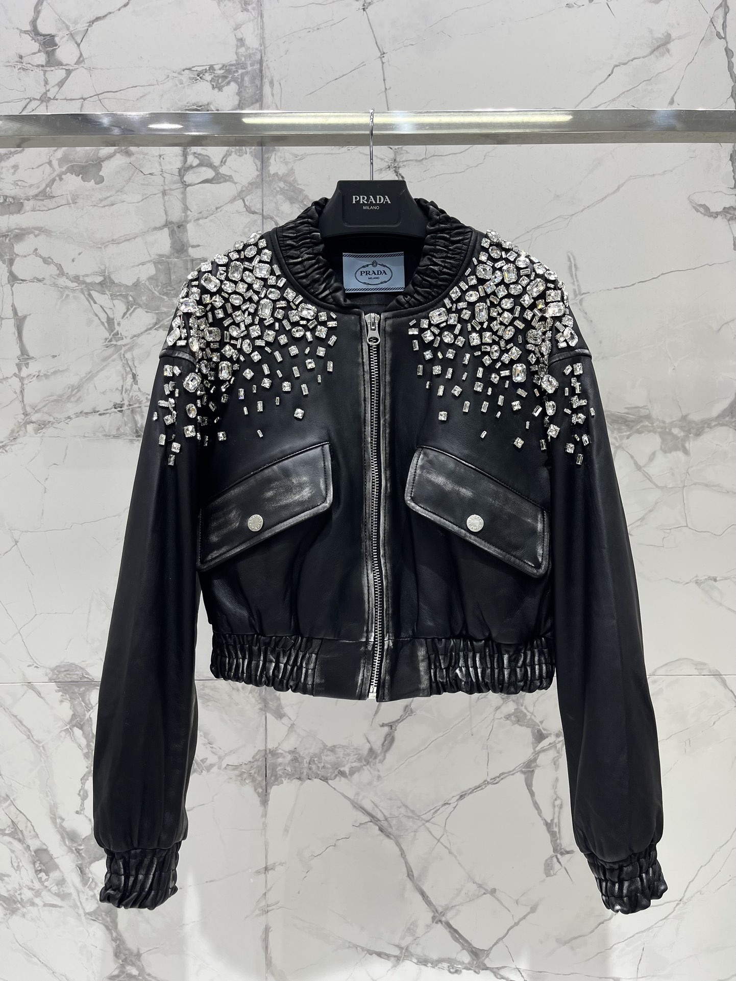 NO:866357,*Prada heavy-duty diamond-encrusted leather jacket for women is a perfect fusion of fashion and luxury!  Exquisite diamond-encrusted design, each diamond shines with dazzling light, as if the starry sky is worn on the body. The diamonds are all hand-set, and the quality is absolutely guaranteed. Wearing it will definitely make you the center of attention!  Made of top-grade genuine leather material, the texture is super great!  Soft and wear-resistant, it is both comfortable and stylish to wear. The short motorcycle design makes it look smart and neat. Whether it is paired with jeans or a skirt, it can easily control various styles. The cut is super slim, and you will have perfect body proportions instantly when you wear it!  Whether it's for daily travel or attending a party, it can make you the brightest star!  Size SML,Prada-clothing,prada,skirts,jeans,jackets & coats,jackets & coats,leather jacket,19860909*普拉达重工镶钻真皮皮衣女机车短夹克外套 简直就是时尚与奢华的完美融合！ 精致的镶钻设计,每一颗钻石都闪耀着耀眼的光芒,仿佛是把星空穿在了身上.钻石都是手工镶嵌的,品质绝对有保障,穿出去绝对让你成为焦点！ 采用的是顶级真皮材质,质感超级棒！ 柔软又耐磨,穿在身上既舒适又有型.机车短款的设计,更是显得干练利落,无论是搭配牛仔裤还是裙子,都能轻松驾驭各种风格. 剪裁超级修身,穿上它瞬间就能拥有完美的身材比例！ 无论是日常出行还是参加派对,都能让你成为最闪亮的那颗星！ 码数SML,普拉达-服装,prada,skirts,jeans,jackets & coats,jackets & coats,leather jacket,,Women's clothing