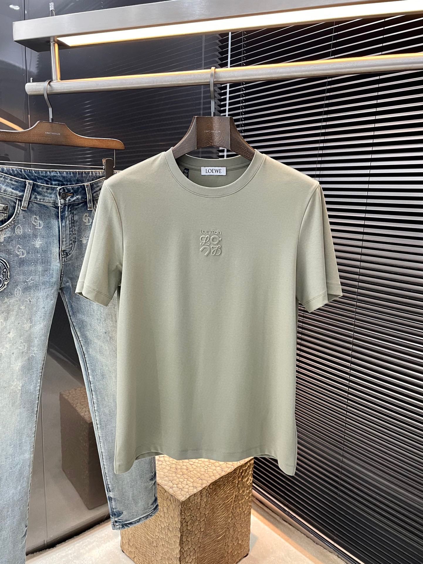 NO:440075,P Loewe series VIP high-end customization, new short-sleeved spring and summer style, versatile style, anyone can easily control the fabric, fully customized digital printing technology, high-quality cotton fabric, soft fabric, comfortable and soft upper body, simple style is very classy, ​​simple and unique, fashionable, the style is very exquisite, showing aura, and highlighting the exquisiteness of business men!  Size M-3XL, loewe,loewe,T-shirt,alexander wang19860909P  Loewe（罗意威）系列 VIP高级定制 春夏季新款短袖 百搭款式 任何人都可以轻松驾驭 面料全订制数码印花工艺 高定一等品棉面料 面料手感柔软,上身舒适柔软 简约的款式非常显档次,简约个性时尚,版型剪裁非常精致,显气场,又会凸显商务男士的精致！尺码 M-3XL,,loewe,loewe,T-shirt,alexander wang,Men's clothing