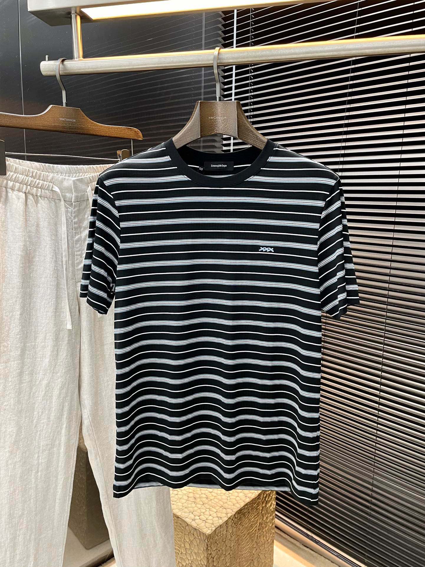 NO:440089,P Z Zegna- (Jegna) series VIP high-end customization, new short-sleeved spring and summer style, versatile style, anyone can easily control the fabric, fully customized, high-quality Laiser fabric, the fabric feels soft, the upper body is comfortable and soft, the simple style is very classy, ​​simple and unique, the style is very exquisite, the style is very exquisite, and it will highlight the exquisiteness of business men!  Size M-3XL, zegna, T-shirt, alexander wang19860909P  Z Zegna-（杰尼亚）系列 VIP高级定制 春夏季新款短袖 百搭款式 任何人都可以轻松驾驭 面料全订制 高定一等品莱赛尔面料 面料手感柔软,上身舒适柔软 简约的款式非常显档次,简约个性时尚,版型剪裁非常精致,显气场,又会凸显商务男士的精致！尺码 M-3XL,,zegna,T-shirt,alexander wang,Men's clothing