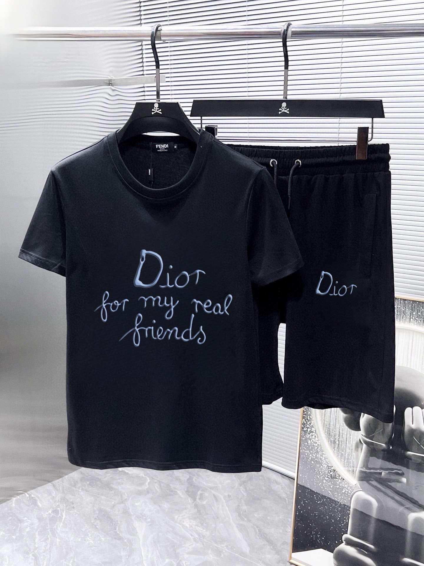 Dior 品牌【DIOR 迪奥】 2025新款男士短袖短裤套装 销售 市面高端版本 手感细腻柔软 让你穿着更加舒适 立体裁剪版型超赞 尺码:M-5XL下单请报身高体重