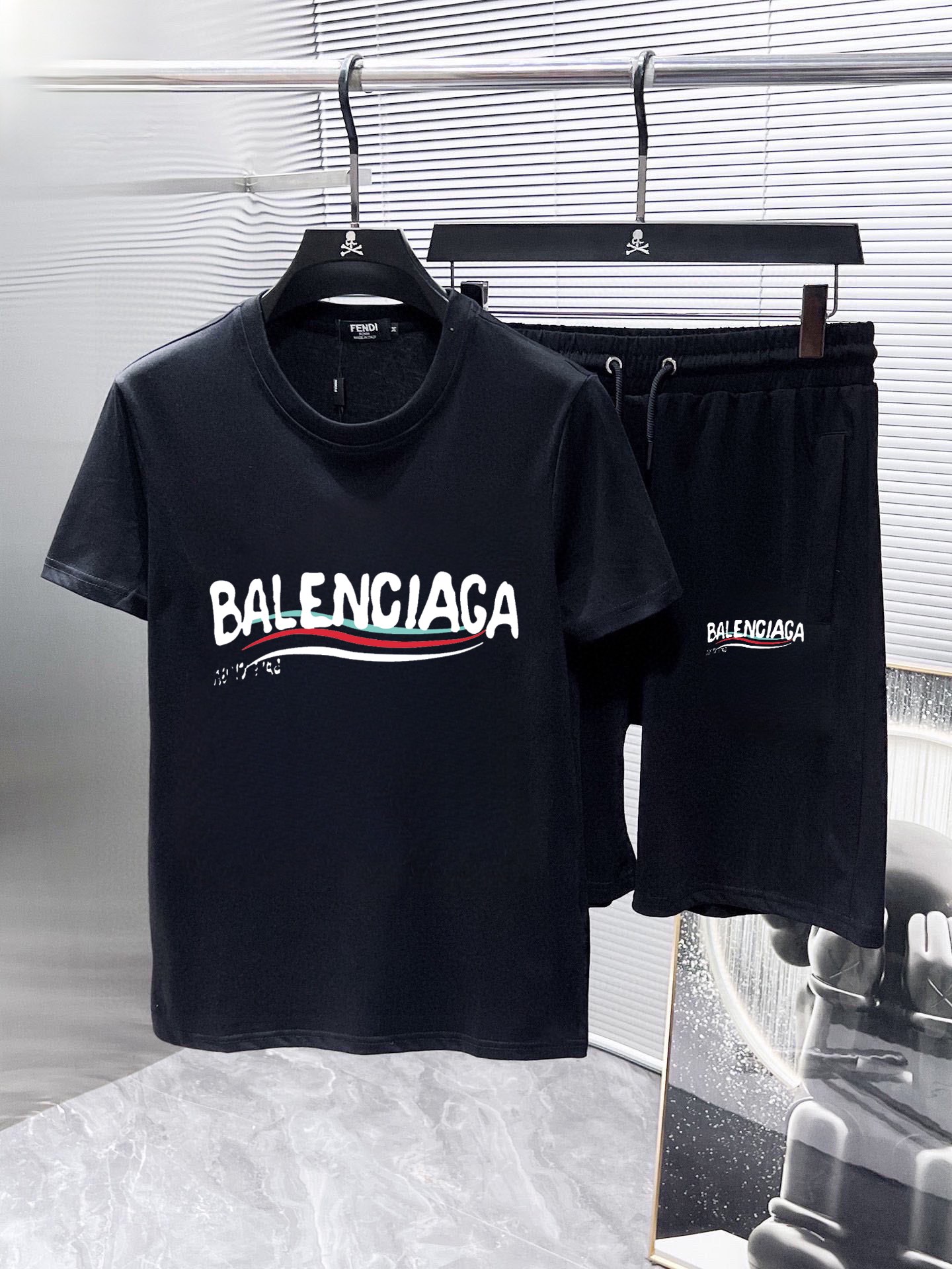 Balenciaga 品牌【BALENCIAGA 巴黎世家】 2025新款男士短袖短裤套装 销售 市面高端版本 手感细腻柔软 让你穿着更加舒适 立体裁剪版型超赞 尺码:M-5XL下单请报身高体重