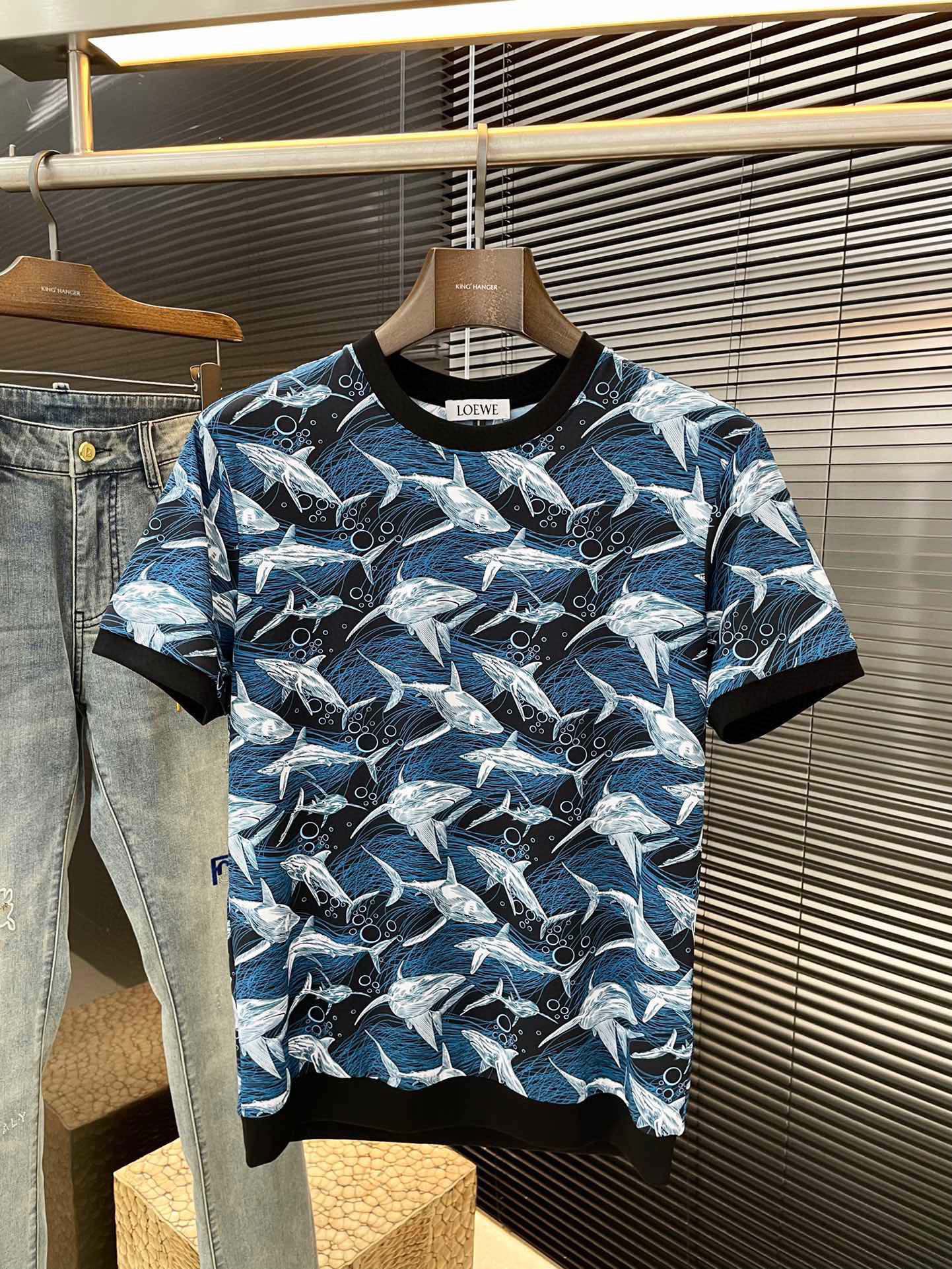 NO:440096,P Loewe series VIP high-end customization, new short-sleeved spring and summer style, versatile style, anyone can easily control the fabric, fully customized digital printing technology, high-quality first-class Jinmin fabric, the fabric feels soft, the upper body is comfortable and soft, the simple style is very classy, ​​simple and unique, the style is very exquisite, the style is very exquisite, and it will highlight the exquisiteness of business men!  Size M-3XL, loewe,loewe,T-shirt,alexander wang19860909P Loewe（罗意威）系列 VIP高级定制 春夏季新款短袖 百搭款式 任何人都可以轻松驾驭 面料全订制数码印花工艺 高定一等品锦氨面料 面料手感柔软,上身舒适柔软 简约的款式非常显档次,简约个性时尚,版型剪裁非常精致,显气场,又会凸显商务男士的精致！尺码 M-3XL,,loewe,loewe,T-shirt,alexander wang,Men's clothing