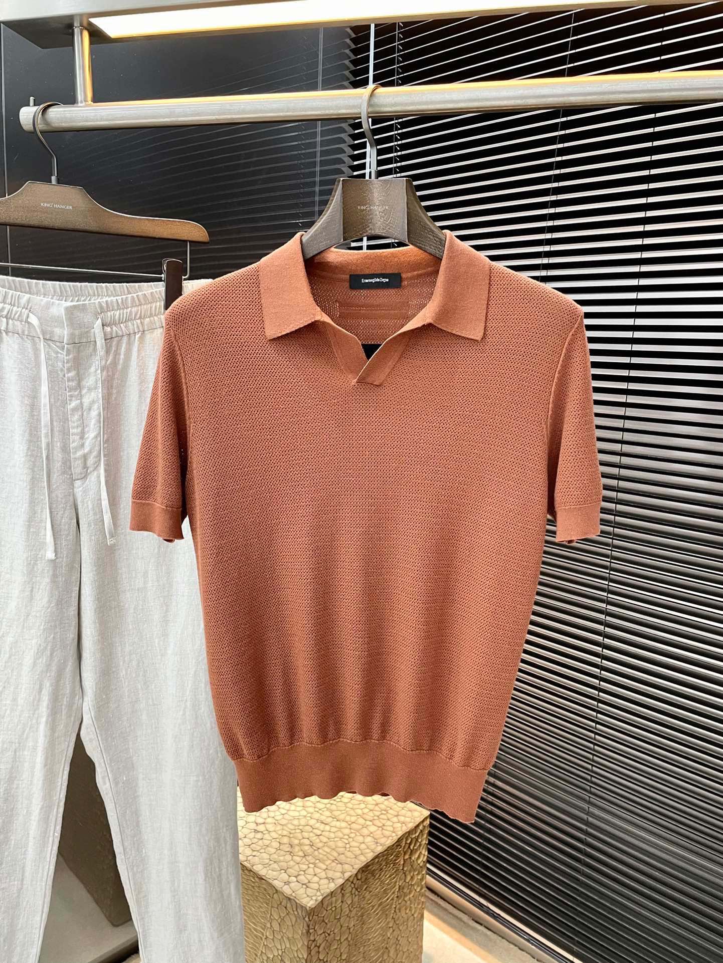 NO:440110,P Z Zegna- (Jegna) has the latest hollow POLO short sleeves in spring and summer. This one is made of Premium cotton fabric, elegant and timeless, durable, and shows the exquisite charm of casual clothing. The polo-style collar adds a leisurely atmosphere to the classic short sleeve silhouette. The hollow design makes the wearer comfortable and fashionable!  Highly recommended!  Color Caramel White Khaki Black Royal Blue Number of 46 48 50 52,,miumiu,zegna,T-shirt,alexander wang19860909P  Z Zegna-（杰尼亚）年春夏最新款镂空POLO短袖,这款采用Premium棉质面料制成,优雅隽永,经久耐穿,彰显考究休闲服饰魅力.polo式开领为经典短袖廓形增添闲适气息.镂空设计让穿着者即舒适又时尚！强烈推荐！颜色 焦糖色白色 卡其 黑色 宝蓝色 码数 46 48 50 52,,miumiu,zegna,T-shirt,alexander wang,Men's clothing