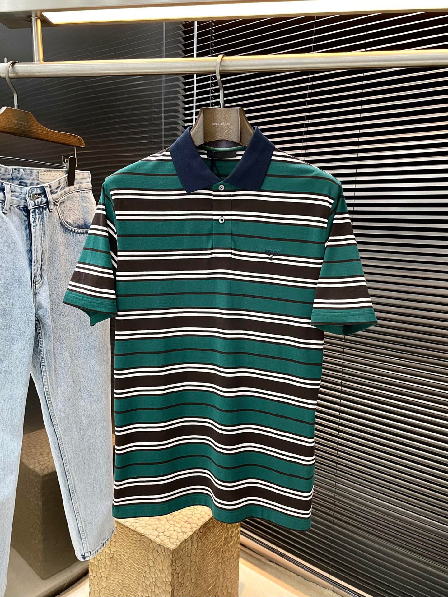 NO:440117,P PRADA- (Prada) has the latest contrasting color striped polo shirt in spring and summer. This Polo shirt is classically designed with green contrasting colors, paired with ribbed knit contrasting collar, and is decorated with letter embroidered logo on the front chest. The overall contrasting color stripes further highlight the vitality and personality of the whole dress. It is a must-have item for men's wardrobe. It is highly recommended!  Color Green Red Number of codes S M L XL,,prada,prada,alexander wang19860909P  PRADA-（普拉达）春夏最新款撞色条纹polo衫,这款Polo衫以绿色撞色为经典设计,搭配罗纹针织撞色衣领,前胸方饰有字母刺绣徽标,整体撞色条纹更彰显整款衣服活力与个性,是男士衣橱必备单品,强烈推荐！颜色 绿色 红色 码数 S M L XL,,prada,prada,alexander wang,Men's clothing