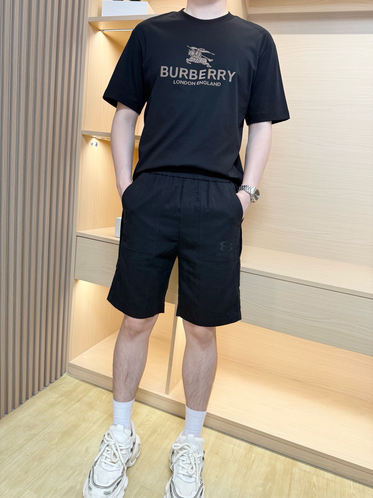 NO:441965,Balenciaga - the latest hot shorts in the 2025 counter are shipped, and the hot-selling items in European and American counters are available!  Selected Italian imported lyesel fabrics with simple and fashionable designs, exquisite brand logos on the sides to highlight fashion You cannot miss them. Size M-XXXL (model 173/130 wears M, with Hong Kong Lane Crawford gift box packaging), ,balenciaga, shorts, alexander wang19860909巴黎世家-2025专柜最新爆款短裤出货 欧美专柜热销单品！精选意大利进口莱赛尔面料搭配简约时尚的设计,侧边精致品牌标志彰显时尚 您不容错过.尺码M-XXXL（模特173/130穿M,配香港连卡佛礼盒包装）,,balenciaga,shorts,alexander wang,Men's clothing