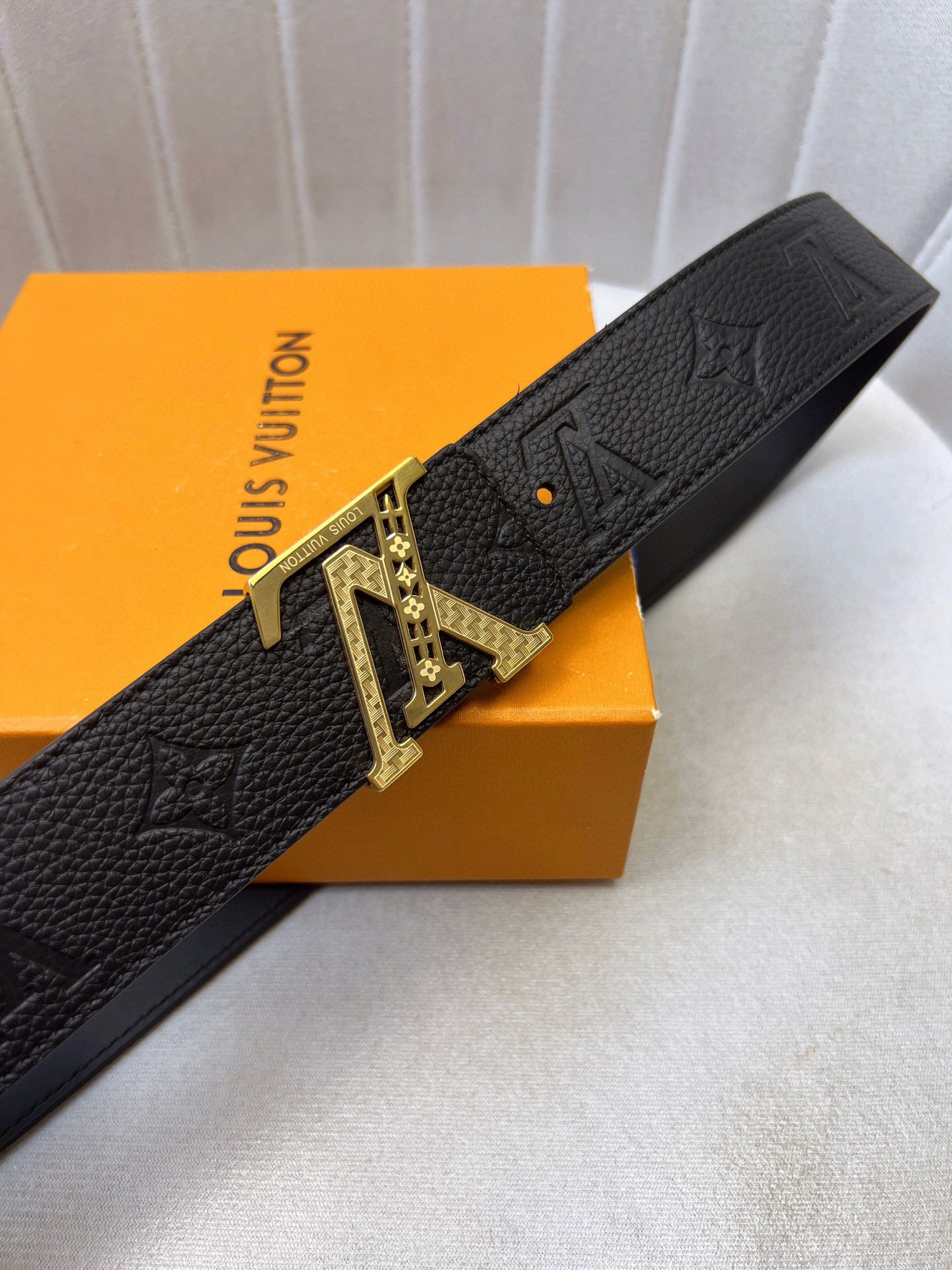 Original LV Belt with Gold Knitted Oxen-Skin Strips and Custom Leather Cabinet - 图片 4