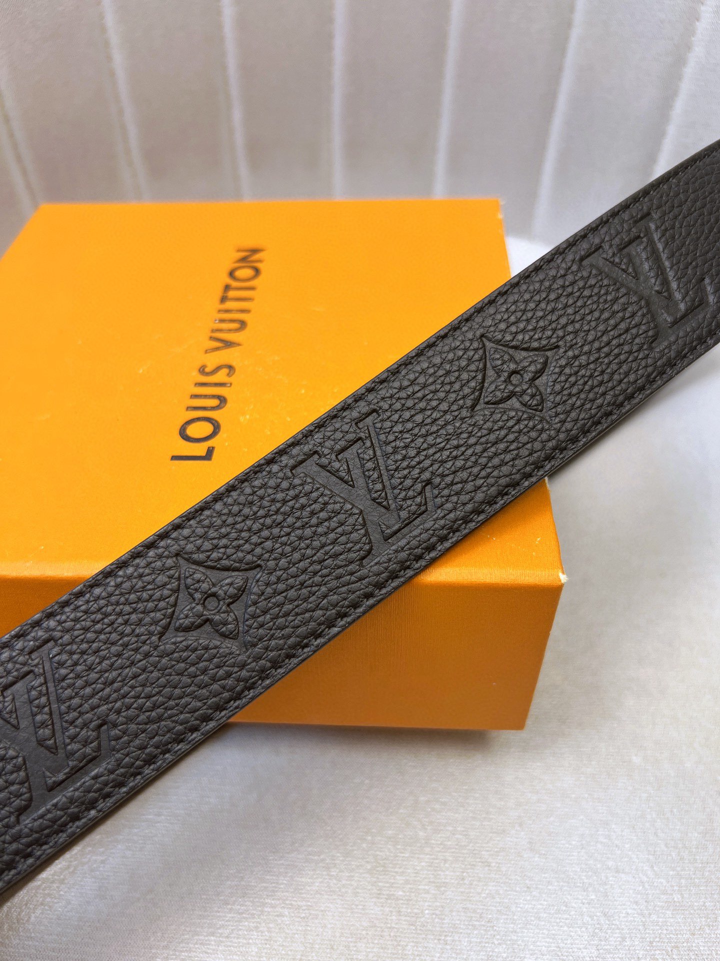 Original LV Belt with Gold Knitted Oxen-Skin Strips and Custom Leather Cabinet - 图片 8