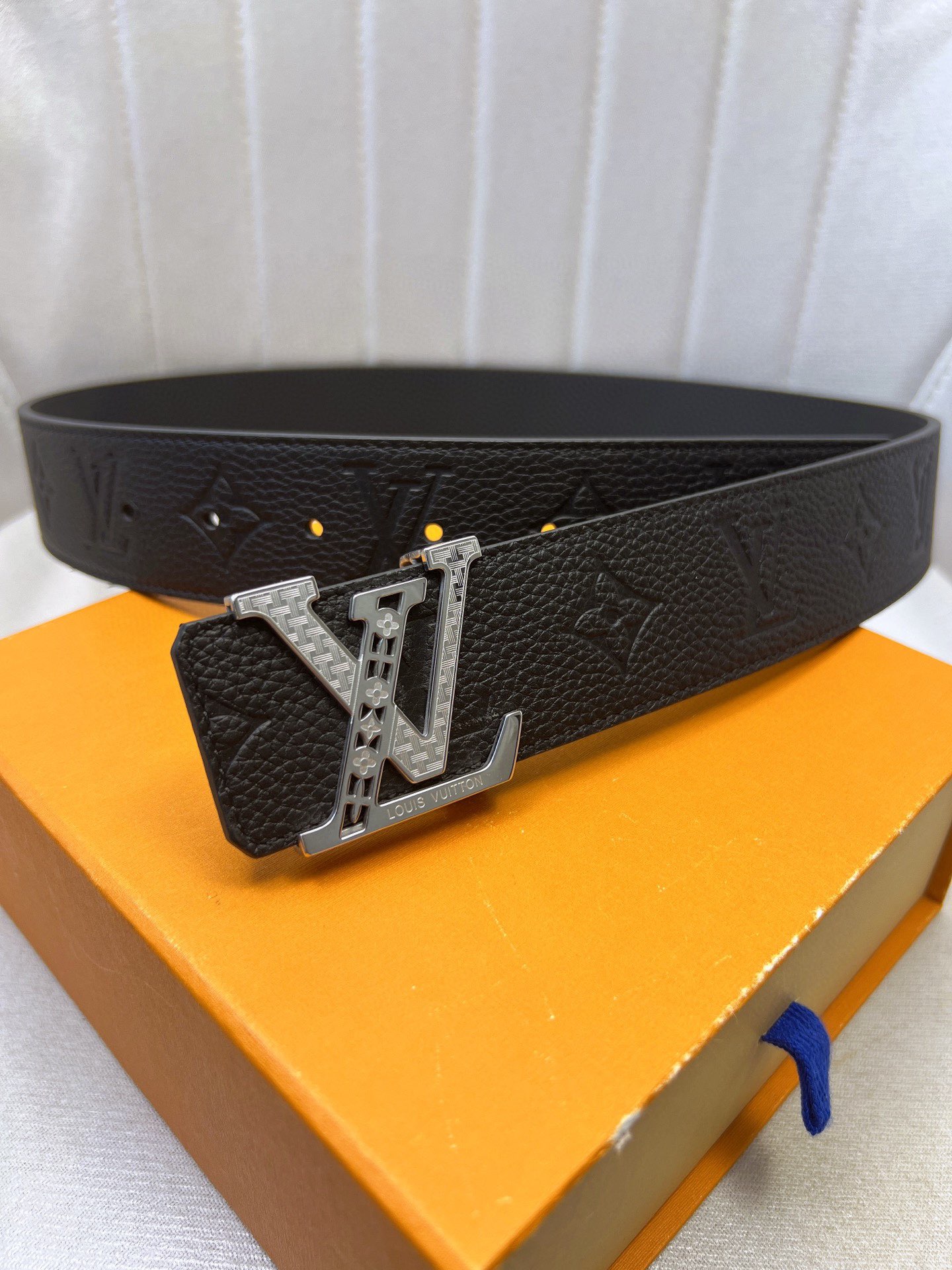 High-Quality LV Belt with Gold Knitted Details and Custom Leather Cabinet - 图片 2