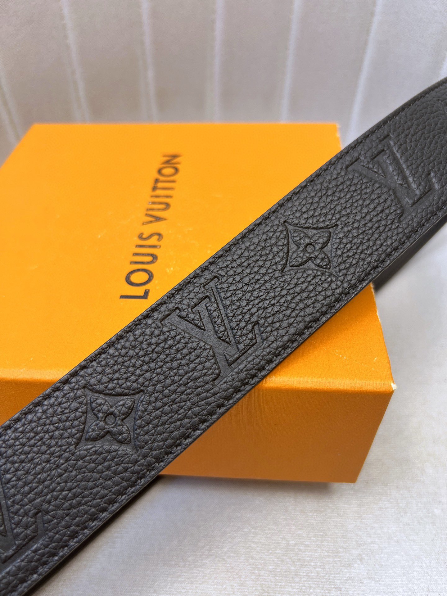 High-Quality LV Belt with Gold Knitted Details and Custom Leather Cabinet - 图片 8