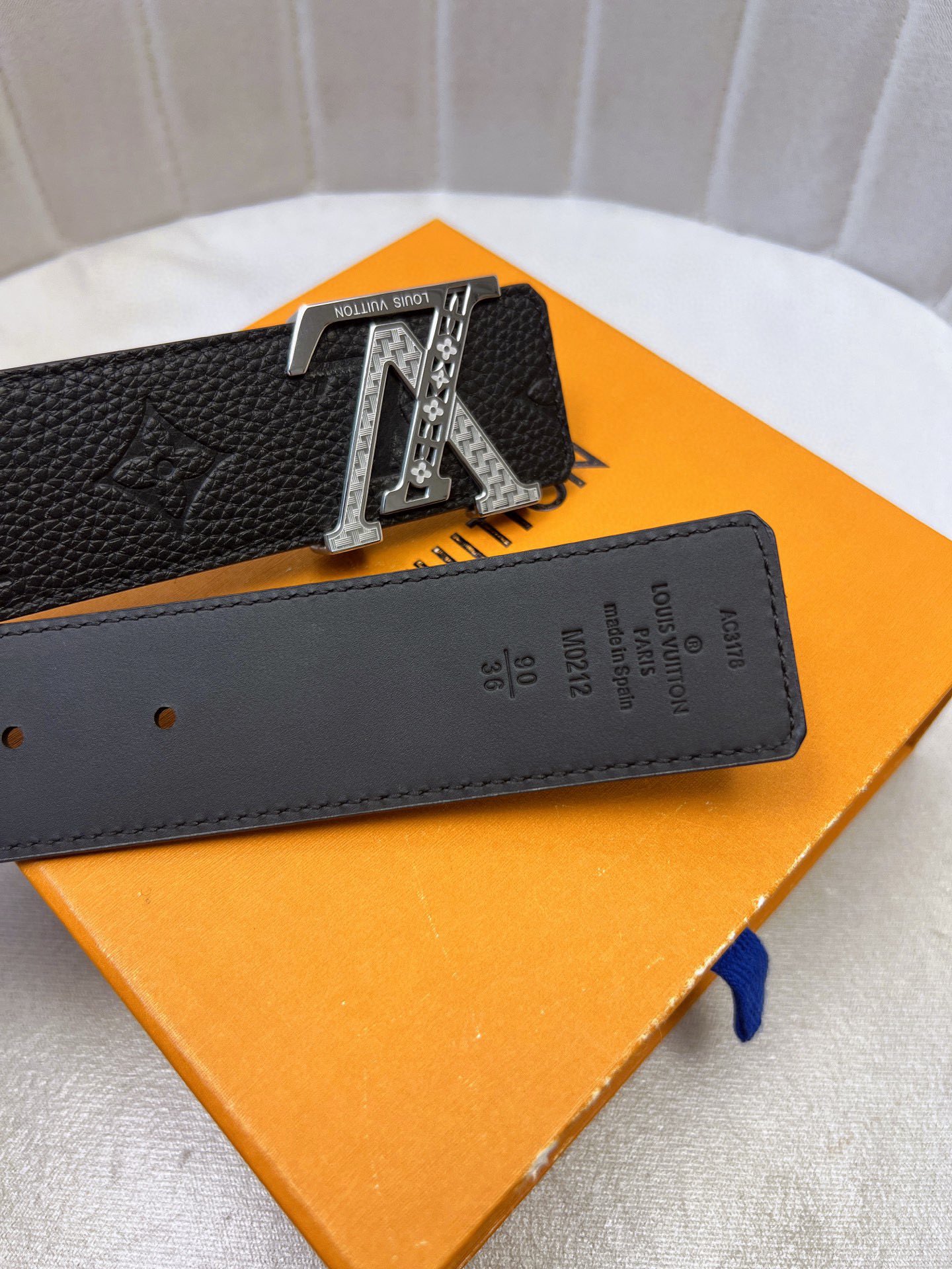 High-Quality LV Belt with Gold Knitted Details and Custom Leather Cabinet - 图片 7