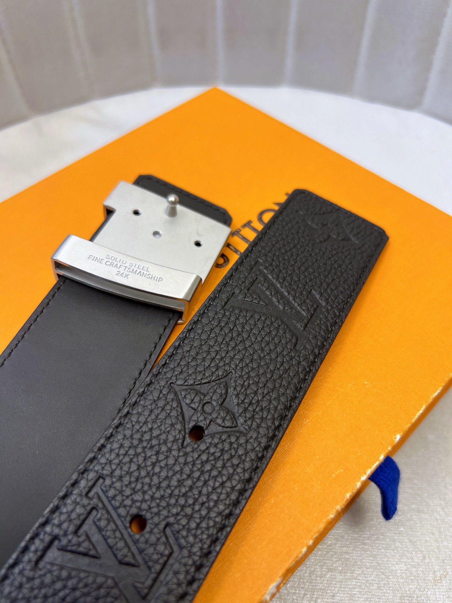 High-Quality LV Belt with Gold Knitted Details and Custom Leather Cabinet - 图片 6