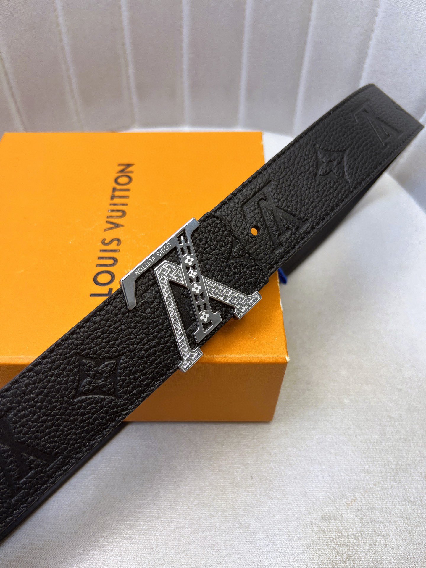 High-Quality LV Belt with Gold Knitted Details and Custom Leather Cabinet - 图片 4