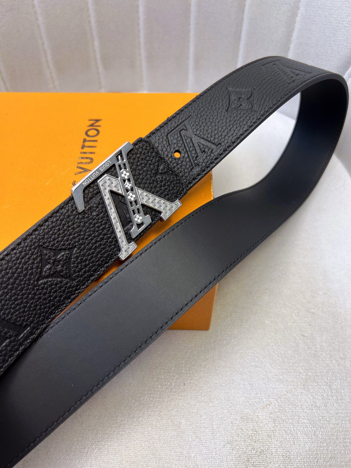 High-Quality LV Belt with Gold Knitted Details and Custom Leather Cabinet - 图片 5