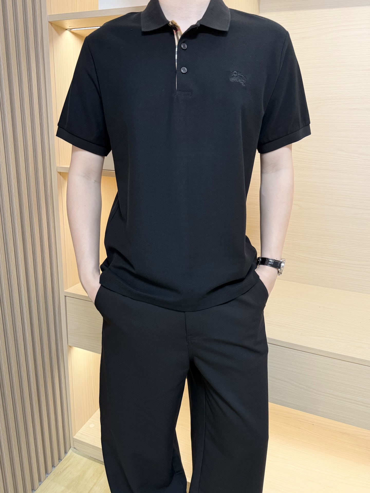 NO:441988,Burberry-2025 latest hot Polo, hot-selling items in Europe and the United States!  Selected Italian imported fine cotton fabrics with simple and elegant designs, the Pegasus logo on the chest highlights the charm, and the upper body effect can be seen. S-XXL (model 180/140 wears M, with Hong Kong Lane Crawford gift box packaging), burberry, alexander wang19860909巴宝莉-2025最新爆款Polo出货 欧美热销单品！精选意大利进口精棉面料搭配简约大方的设计,胸前的飞马标志彰显韵味 上身效果看得见.码数S-XXL（模特180/140穿M,配香港连卡佛礼盒包装）,,burberry,alexander wang,Men's clothing