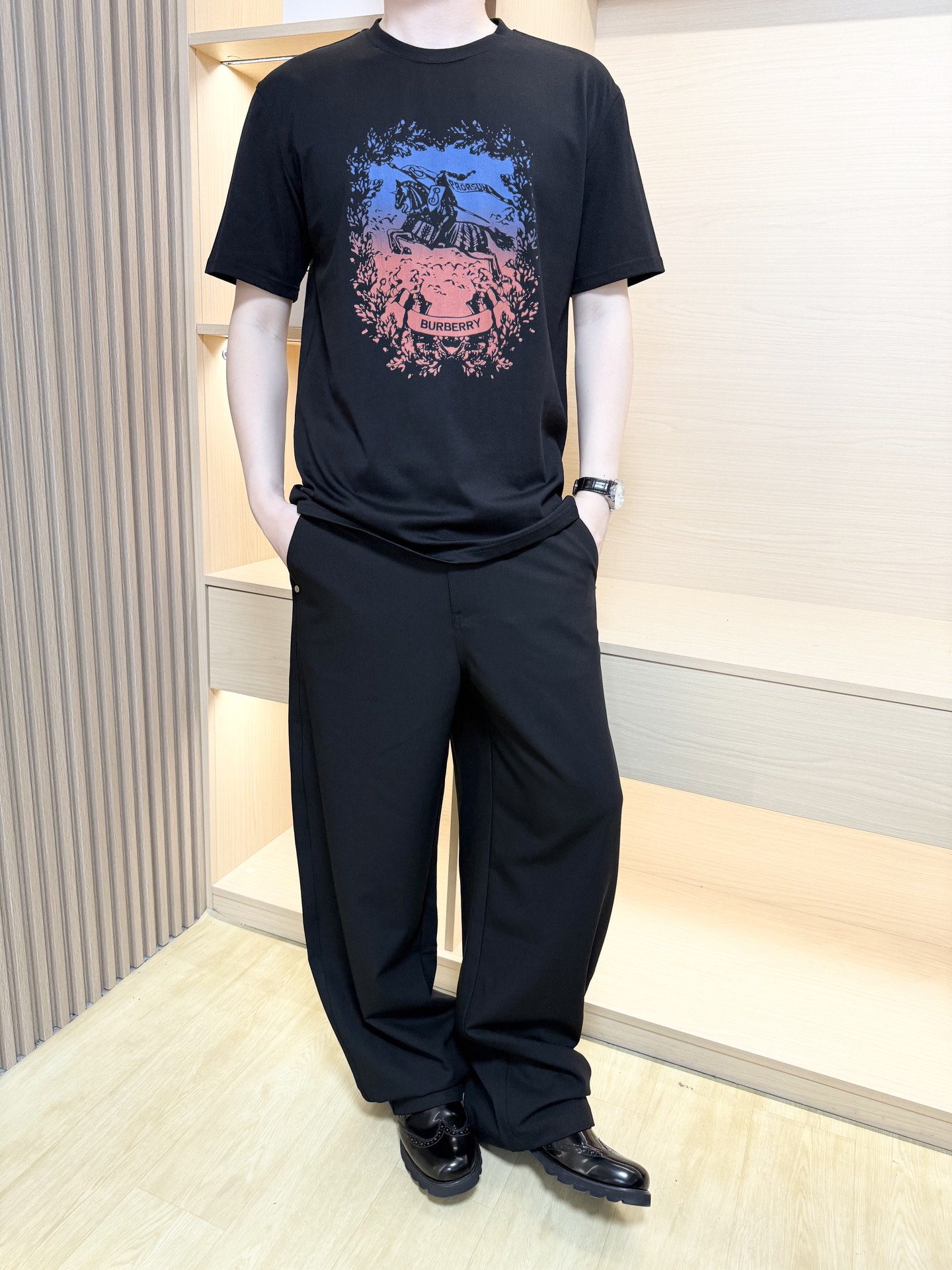 NO:441948,Burberry-2025 latest hot T-shirt shipment, hot-selling items in Europe and the United States!  Selected Italian imported fine cotton fabrics with simple and elegant designs, the brand Pegasus logo on the chest highlights the charm, and the upper body effect can be seen. S-XXL (model 180/140 wears M, with Hong Kong Lane Crawford gift box packaging), burberry,tees, t-shirt, alexander wang19860909巴宝莉-2025最新爆款T恤出货 欧美热销单品！精选意大利进口精棉面料搭配简约大方的设计,胸前的品牌飞马标志彰显韵味 上身效果看得见.码数S-XXL（模特180/140穿M,配香港连卡佛礼盒包装）,,burberry,tees，t-shirt,alexander wang,Men's clothing