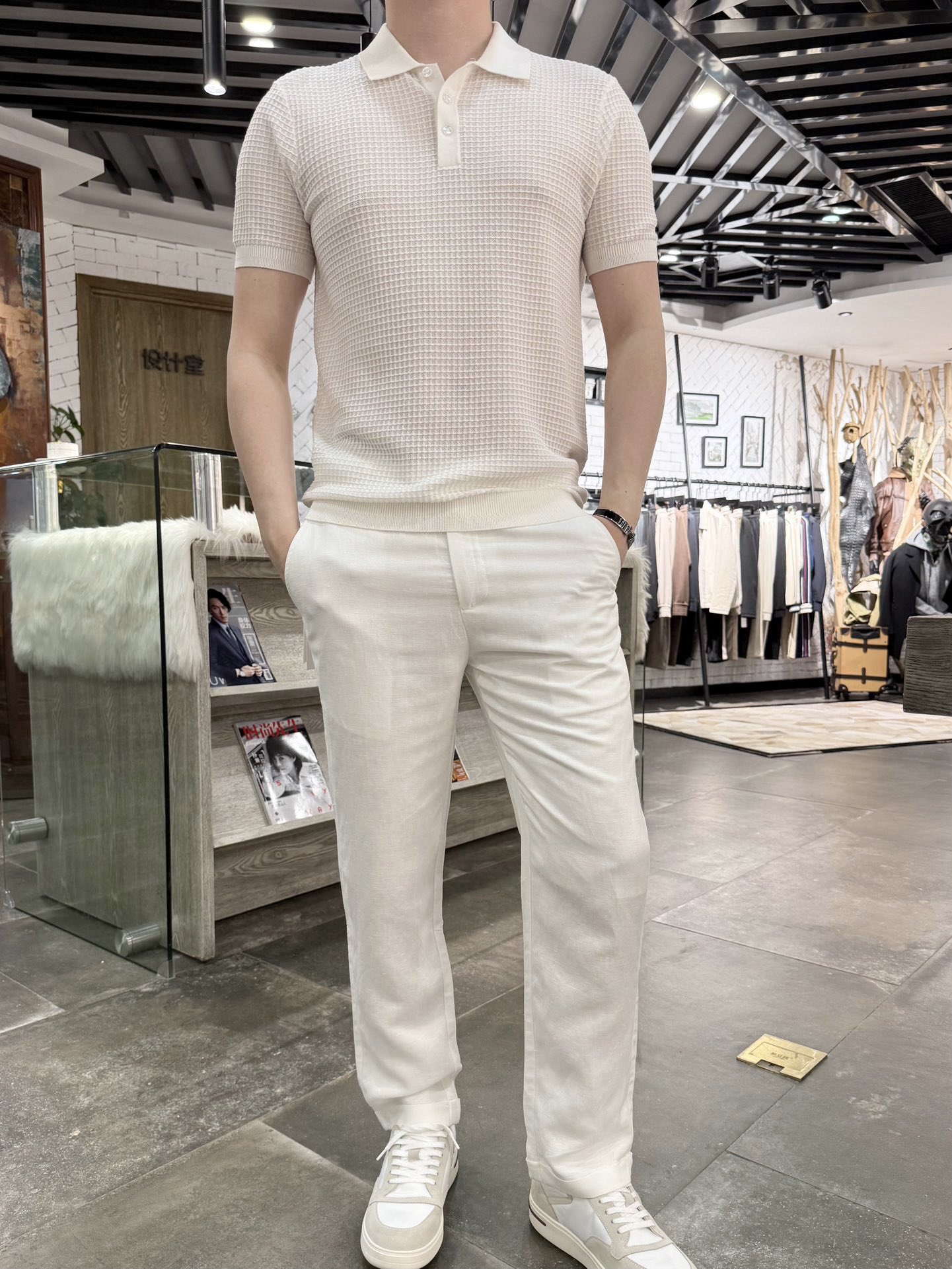NO:441960,Jenia-2025 Linen Casual Trousers The fabric uses 55 linen 45 viscose fiber, which has the following characteristics: 1. Breathability and hygroscopicity This fabric has good breathability and hygroscopicity, which can quickly absorb and discharge sweat, keep the body dry and comfortable. The addition of viscose fiber makes the linen fabric more breathable and easier to wear and maintain. 2. Softness and gloss The softness and gloss of viscose fiber make the blended fabric soft and has a good luster, suitable for consumers who pursue natural style 3. Antibacterial and antistatic functions Flax fiber has natural antibacterial and antistatic functions, and these characteristics are retained after blending, which helps prevent skin diseases and static problems.  4. The addition of durability and easy-to-maintain viscose fiber improves the wear resistance and strength of the yarn, so that the clothes can still maintain a good state after long-term use. Compared with pure linen fabrics, this blended fabric is easier to clean and maintain and is not easy to wrinkle. Size 48-56 (model 180/140 wears 50, with Hong Kong Lane Crawford gift box packaging), zegna, alexander wang19860909杰尼亚-2025亚麻休闲西裤 面料采用55亚麻45粘纤,具有以下特点 1.透气性和吸湿性这种面料具有良好的透气性和吸湿性,能够迅速吸收并排出汗水,保持身体的干爽和舒适.粘纤的加入使得亚麻面料的透气性更强,更易于穿着和保养 2.柔软度和光泽度粘纤的柔软性和光泽度使得混纺面料质地柔软且具有较好的光泽,适合追求自然风格的消费者 3.抗菌和防静电功能亚麻纤维具有天然的抗菌和防静电功能,混纺后这些特性得以保留,有助于预防皮肤病和静电问题 4.耐用性和易打理粘胶纤维的加入提高了纱线的耐磨性和强度,使得衣物在长时间使用后仍能保持较好的状态.相比纯亚麻面料,这种混纺面料更易于清洗和保养,不易皱褶 尺码48-56（模特180/140穿50,配香港连卡佛礼盒包装）,,zegna,alexander wang,Men's clothing