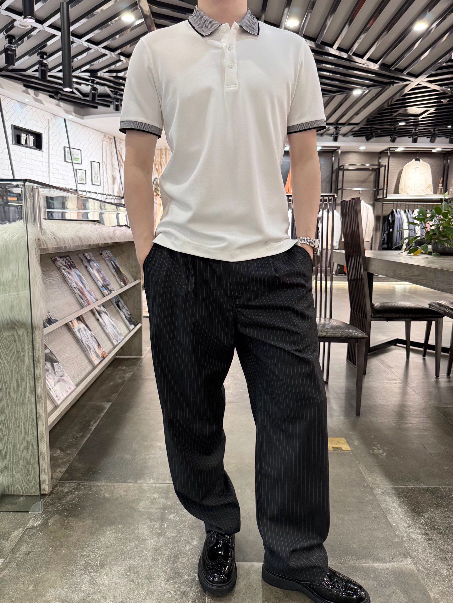 NO:441972,Armani-Lapel Short-sleeved Polo Shirt The fabric is made of long wool cotton plus polyester fiber plus spandex with the following characteristics: 1. The fiber length of soft and comfortable long wool cotton has a long fiber and high strength. The fabric made of soft, comfortable and delicate touch is suitable for clothing and bedding that directly contacts the skin. 1. Polyester fiber has good elasticity and can maintain the shape of the fabric and not easily deform. 2. Breathable and moisture-absorbing long wool cotton has good hygroscopicity and breathability, can quickly absorb and disperse moisture emitted by the human body, keeping the skin dry, and is especially suitable for hot or humid climate conditions. 3. Wear-resistant and durable long wool cotton fiber has high strength, and the fabric is made of strong wear resistance and has a longer service life. 1. Polyester fiber is also very durable and durable, suitable for various high-strength wear needs. 4. Good elasticity has excellent elasticity and can provide excellent elasticity and drape, suitable for making clothing that requires elasticity.  5. Easy-to-wash and easy-dry polyester fiber has excellent washing performance, easy to clean and dry, suitable for busy lifestyles 6. Brightly colored long velvet cotton fiber has good dyeing effect, bright and long-lasting colors, and does not fade easily. Color black and white Size 48-56 (model 180/140 wear 50, with Hong Kong Lane Crawford gift box packaging), Armani, T-shirt, alexander wang19860909阿玛尼-翻领短袖polo衫 面料采用长绒棉加聚酯纤维加氨纶的面料具有以下特点 1. 柔软舒适长绒棉的纤维长度较长,强度高,制成的织物手感柔软、舒适,触感细腻,适合直接接触皮肤的衣物和床上用品1.聚酯纤维则具有良好的弹性,能够保持织物的形状,不易变形 2.透气吸湿长绒棉具有良好的吸湿性和透气性,能够快速吸收并散发人体排出的湿气,保持肌肤干爽,特别适合炎热或潮湿的气候条件 3.耐磨耐用长绒棉纤维强度高,制成的织物耐磨性强,使用寿命更长1.聚酯纤维也非常耐穿耐用,适合各种高强度的穿着需求 4.弹性良好氨纶的弹性极佳,能够提供出色的弹性和悬垂感,适合制作需要弹性的服装 5.易洗易干聚酯纤维的洗涤性能极佳,易于清洗和干燥,适合忙碌的生活方式 6.色彩鲜艳长绒棉纤维具有良好的染色效果,颜色鲜艳且持久,不易褪色 颜色黑色 白色 尺码48-56（模特180/140穿50,配香港连卡佛礼盒包装）,,armani,T-shirt,alexander wang,Men's clothing