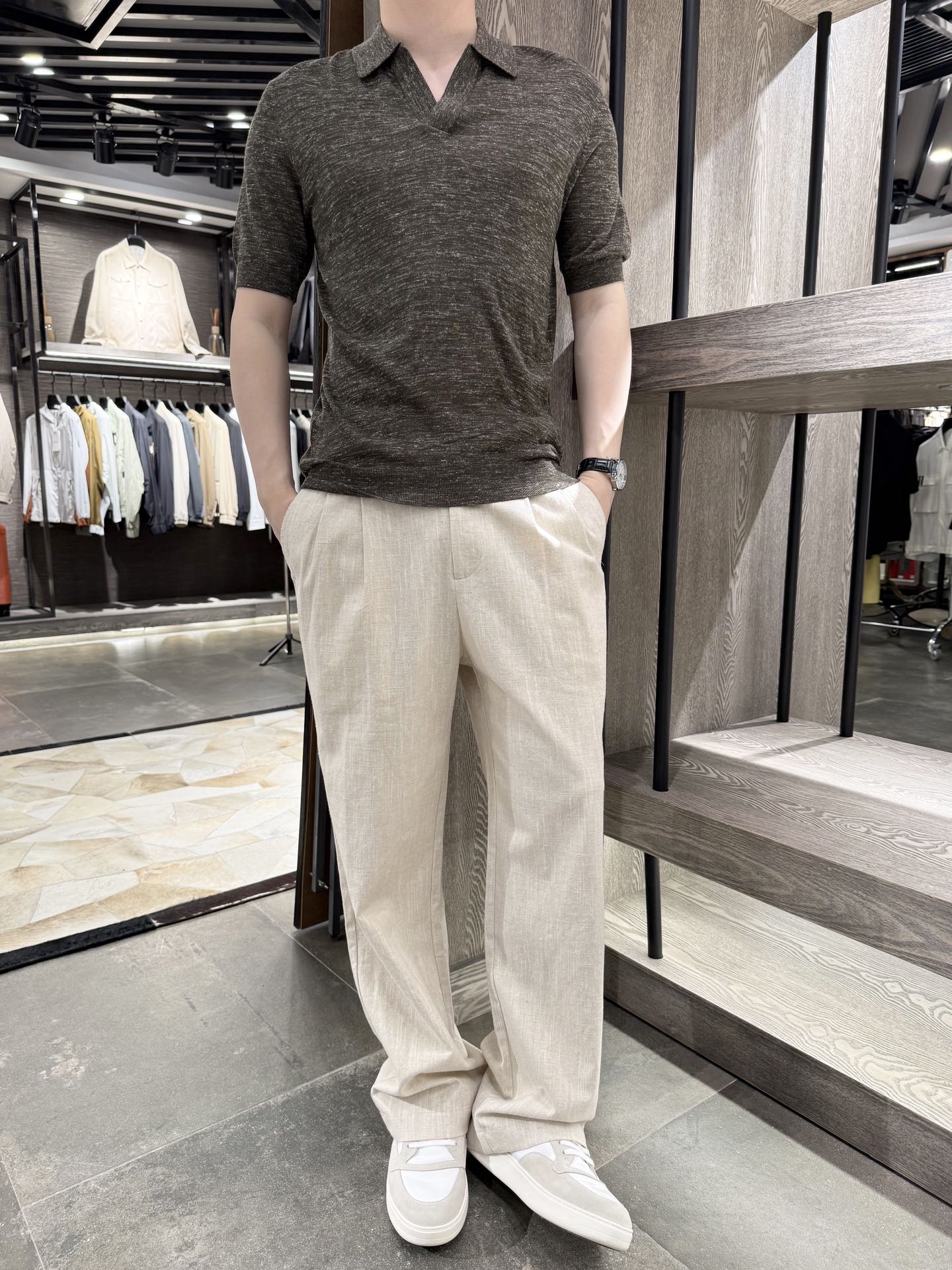 NO:441966,LP-Summer new favorite seagull collar knitted POLO shirt short sleeves, with a lazy and relaxing feeling. Unique V-shaped lapel design, simple and unique. 80 anti-pilled acrylic linen fabric, comfortable and breathable, easily creating a casual and tasteful outfit atmosphere~ S-2XL (model 180/140 wears M, with Hong Kong Lane Crawford gift box packaging), loro piano, T-shirt, alexander wang19860909LP-夏日新宠海鸥领针织POLO衫短袖,自带慵懒松弛感.独特V型翻领设计,简约又显别致.80抗起球腈纶亚麻面料,舒适透气,轻松营造随性又有品味的穿搭氛围~码数S-2XL(模特180/140穿M,配香港连卡佛礼盒包装),,loro piana,T-shirt,alexander wang,Men's clothing