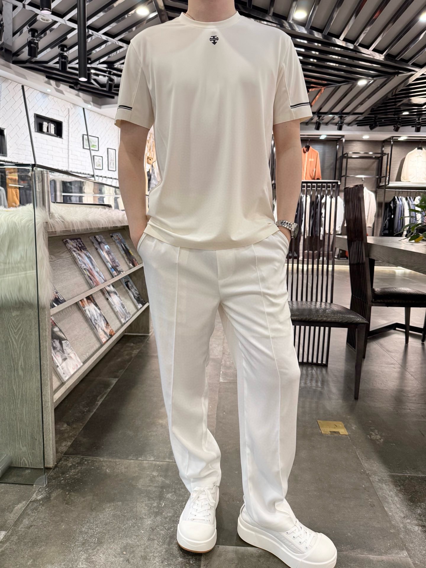 NO:441978,DiSant - Ice Silk No trace, sports quick-drying round neck T-shirt. The whole dress is made of seamless ultrasonic, time-consuming and labor-consuming. Just for excellence. It adopts 3D three-dimensional tailoring, with a crisp fit and not restrained style, suitable for business and leisure occasions. The solid color design is simple and high-end, with a crisp and stylish collar, which is durable and not easy to deform. Quick-drying fabric has the following characteristics: Quick drying can quickly transfer sweat from the surface of the skin to the surface of the fabric, and accelerate evaporation through air circulation. The drying speed is 50 faster than cotton fabrics, which can quickly restore the body to dryness. Good breathable fabrics have fine micropores or special fiber structures, which enable the internal and external air to convection, improve air flow, enhance breathability, and avoid a muggy feeling when worn. Low water absorption is itself low, and it will not absorb and lock moisture in large quantities like cotton fabrics, thereby reducing the time when moisture is stuck on the clothes and helping to dry quickly.  Water-resistant and splash-resistant parts of the quick-dry fabric have been specially treated and have a certain water-resistant properties, so that water droplets form water droplets on the surface of the fabric, and do not easily penetrate into the fabric. Even when encountering light rain or splashing water, it can keep the clothes relatively dry. Light and comfortable, mostly made of light and soft materials, with almost no burden when worn, allowing the body to move freely and provide a good touch experience. Wear-resistant and durable common quick-dry fabric materials such as polyester and nylon have high wear resistance and strength, and are not easy to damage after wearing and washing many times. They can be used for a long time. Good wrinkle resistance has good wrinkle resistance and wrinkle resistance, and it is not easy to wrinkle. Even if wrinkles appear, they can quickly return to flatness, which is convenient for daily wear and care. UV proof Some quick-dry fabrics are treated with sunlight and sun protection, which can effectively block UV rays, reflect some UV rays, isolate UVA and UVB, and protect the skin from sunburn.  Easy to handle stains and do not easily adhere to quick-drying fabrics. They are relatively simple to clean and dry quickly, which can save time and energy. The whole piece is seamless and super-radiated!  Size 48-56 (model 180/140 wears 50, with Hong Kong Lane Crawford gift box packaging), tees, t-shirt, alexander wang19860909迪桑特-冰丝无痕 运动速干圆领T恤 整件衣服做的无缝超声波 耗时耗力 只为精益求精 采用3D立体剪裁,版型挺括,既合身又不拘谨,适合商务和休闲场合.纯色设计简约高级,衣领挺括有型,耐穿不易变形 速干面料具有以下特点 快速干燥能迅速将汗水从皮肤表面转移到面料表层,并通过空气流通加速蒸发,干燥速度比棉织物快50,可让身体快速恢复干爽. 良好的透气性面料有细密微孔或特殊的纤维结构,使内外空气能够对流,提高空气流动性,增强透气性,避免穿着时产生闷热感. 吸水性低本身吸水性不高,不会像棉质面料那样大量吸收并锁住水分,从而减少了水分滞留在衣物上的时间,有助于快速干燥. 防泼水性部分速干面料经过特殊处理,具有一定的防泼水性,使水滴在面料表面形成水珠滚落,不易渗透进面料内部,即使遇到小雨或溅水也能保持衣物相对干爽. 轻便舒适多采用轻便柔软的材料制成,穿着时几乎没有负担,能让身体自由活动,提供良好的触感体验. 耐磨耐用如涤纶、锦纶等常见的速干面料材质,具有较高的耐磨性和强度,经过多次穿着和洗涤后也不易损坏,可使用较长时间. 抗皱性好具有较好的抗皱性能,不易起皱,即使出现褶皱也能快速恢复平整,便于日常穿着和打理. 防紫外线一些速干面料经过日照防晒处理,能有效阻隔紫外线,反射掉部分紫外线,隔绝UVA、UVB,保护皮肤防止晒伤. 易打理污渍不易附着在速干面料上,清洗起来较为简单,且干燥速度快,能节省时间和精力.全件无缝超生波！ 尺码48-56（模特180/140穿50,配香港连卡佛礼盒包装）,,tees，t-shirt,alexander wang,Men's clothing