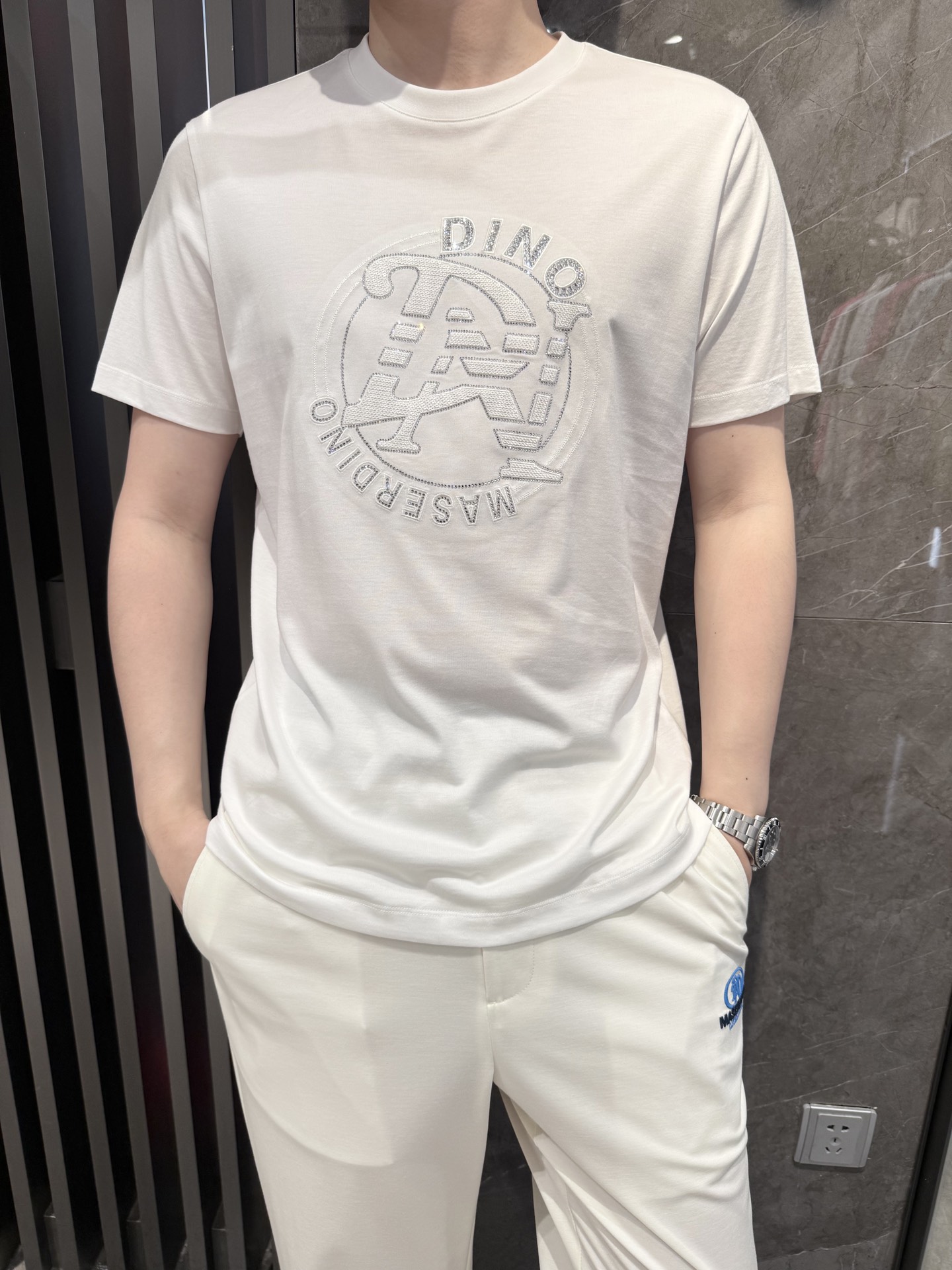 NO:442001,Dino luxury products - brand authentic 2025 latest round neck T-shirt shipment, hot-selling items in Europe and the United States!  Select 100% customized European cotton fabrics from Italian imported brands!  The brand logo on the chest is matched with the latest design to highlight fashion!  Number of codes 48-56 (model 180/140 wears 50, with Hong Kong Lane Crawford gift box packaging), tees, t-shirt, alexander wang19860909Dino奢品-品牌正品2025最新圆领T恤出货 欧美热销单品！精选意大利进口品牌百分百定制欧货棉面料！胸前的品牌标志搭配最新的设计,彰显时尚 ！码数48-56（模特180/140穿50,配香港连卡佛礼盒包装）,,tees，t-shirt,alexander wang,Men's clothing