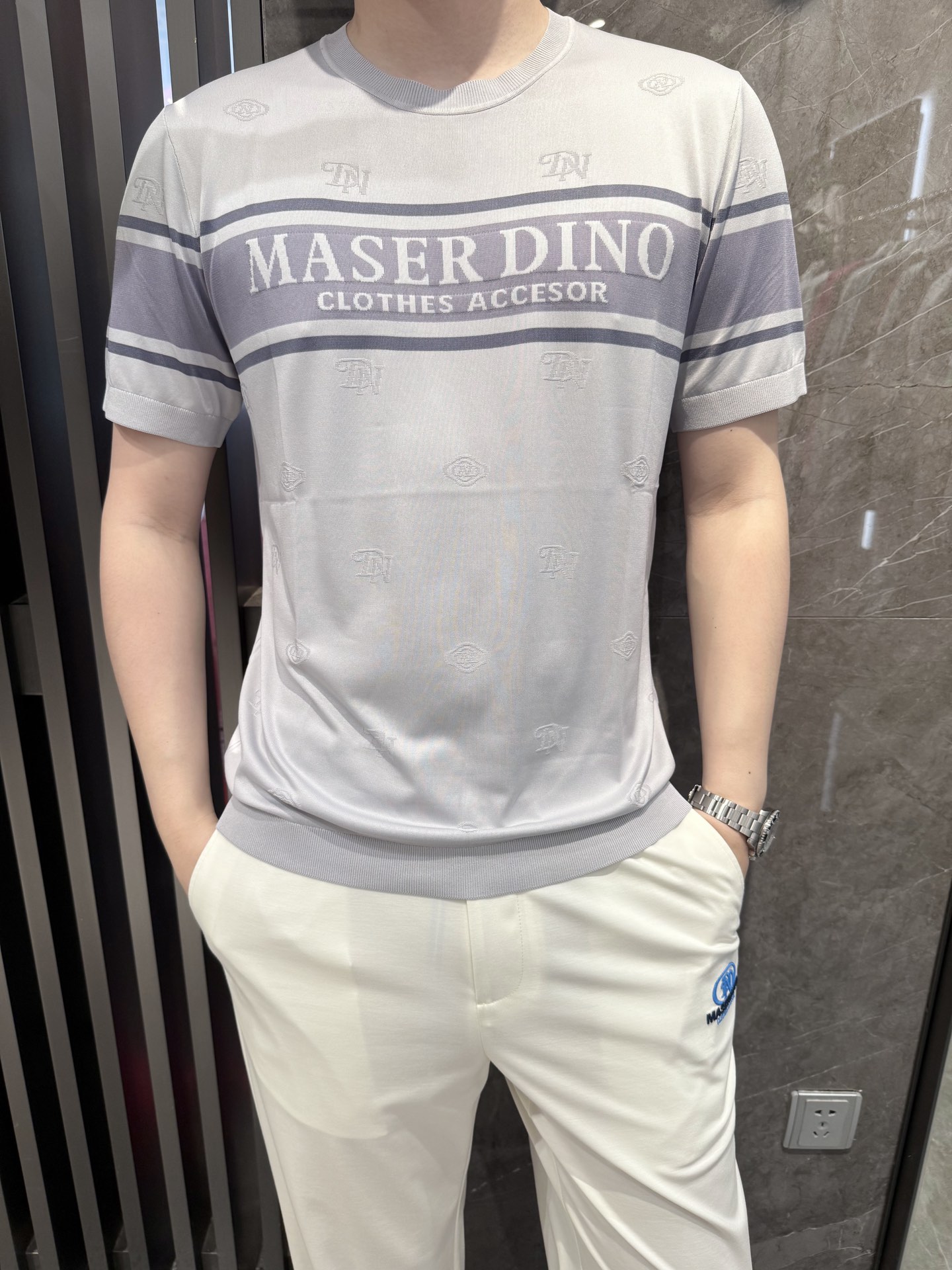 NO:442009,Dino luxury products - brand authentic 2025 latest round neck T-shirt shipment, hot-selling items in Europe and the United States!  Select 100% customized recycled fiber fabrics from Italian imported brands!  The brand logo on the chest is matched with the latest design to highlight fashion!  Number of codes 48-56 (model 180/140 wears 50, with Hong Kong Lane Crawford gift box packaging), tees, t-shirt, alexander wang19860909Dino奢品-品牌正品2025最新圆领T恤出货 欧美热销单品！精选意大利进口品牌百分百定制再生纤维面料！胸前的品牌标志搭配最新的设计,彰显时尚 ！码数48-56（模特180/140穿50,配香港连卡佛礼盒包装）,,tees，t-shirt,alexander wang,Men's clothing