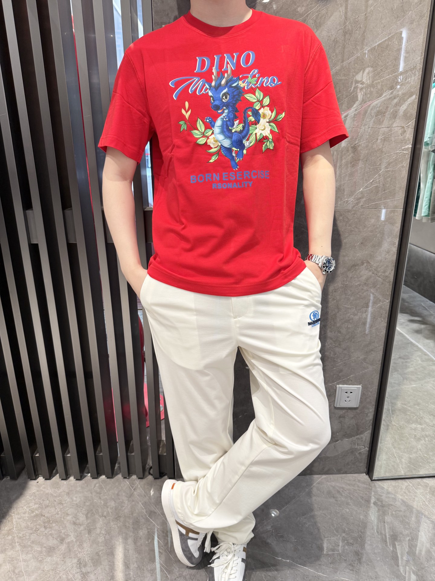 NO:441989,Dino luxury products - brand authentic 2025 latest round neck T-shirt shipment, hot-selling items in Europe and the United States!  Selected Italian imported brands to customize 100% European cotton fabrics!  The brand Xiaolongren digital printing on the chest is matched with the latest design to highlight fashion!  Number of codes 48-56 (model 180/140 wears 50, with Hong Kong Lane Crawford gift box packaging), tees, t-shirt, alexander wang19860909Dino奢品-品牌正品2025最新圆领T恤出货 欧美热销单品！精选意大利进口品牌定制百分百欧货棉面料！胸前的品牌小龙人数码印花搭配最新的设计,彰显时尚 ！码数48-56（模特180/140穿50,配香港连卡佛礼盒包装）,,tees，t-shirt,alexander wang,Men's clothing