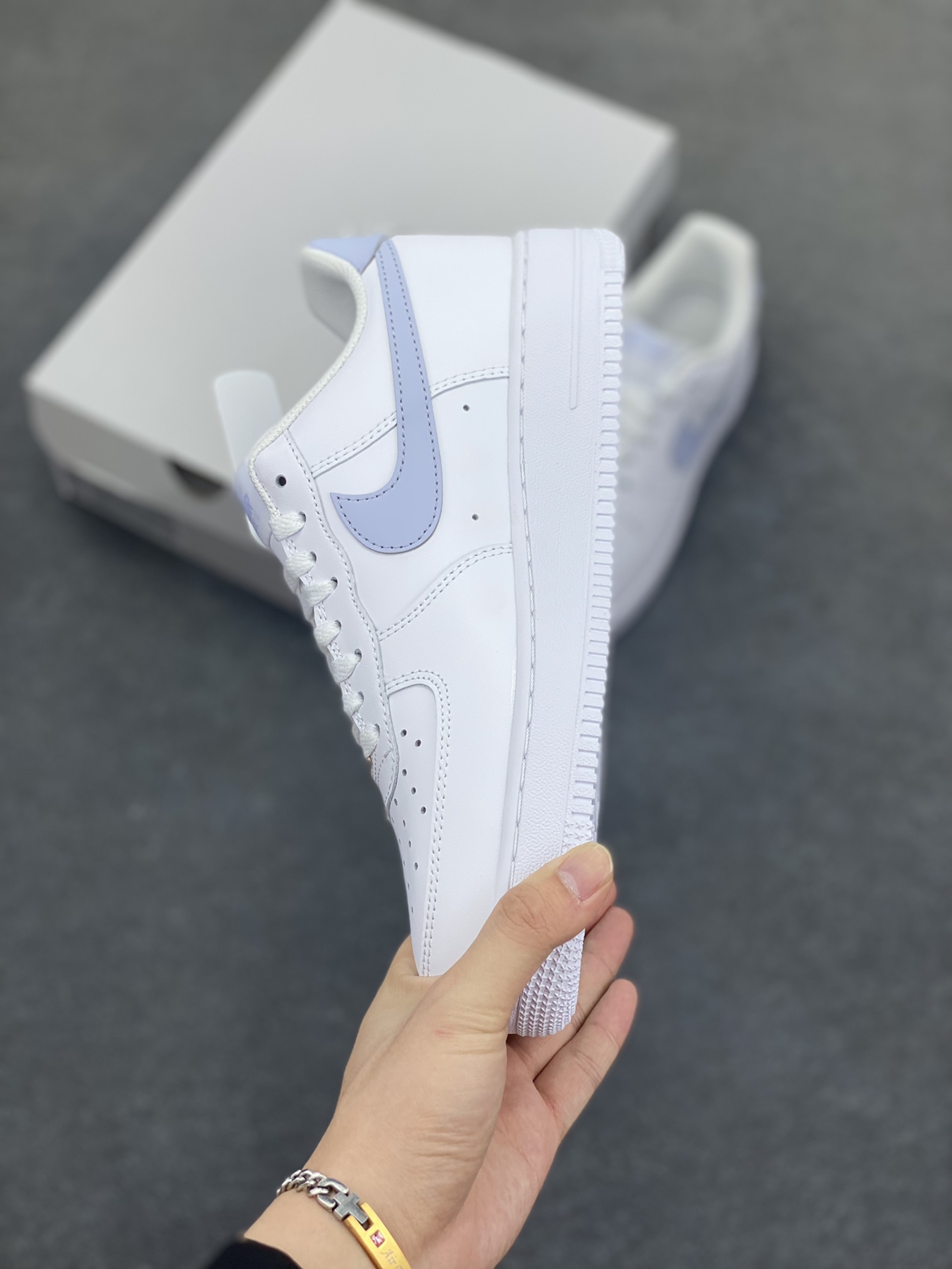 图片[3]-Nike Air Force 1‘07 Low 白浅灰 空军一号低帮休闲板鞋 原楦头原纸板 打造纯正空军版型#专注外贸渠道 全掌内置蜂窝气垫 #原盒配件 原厂中底钢印、拉帮完美 货号：FJ4146-117 尺码：36 36.5 37.5 38 38.5 39 40 40.5 41 42 42.5 43 44 44.5 45-选品中心