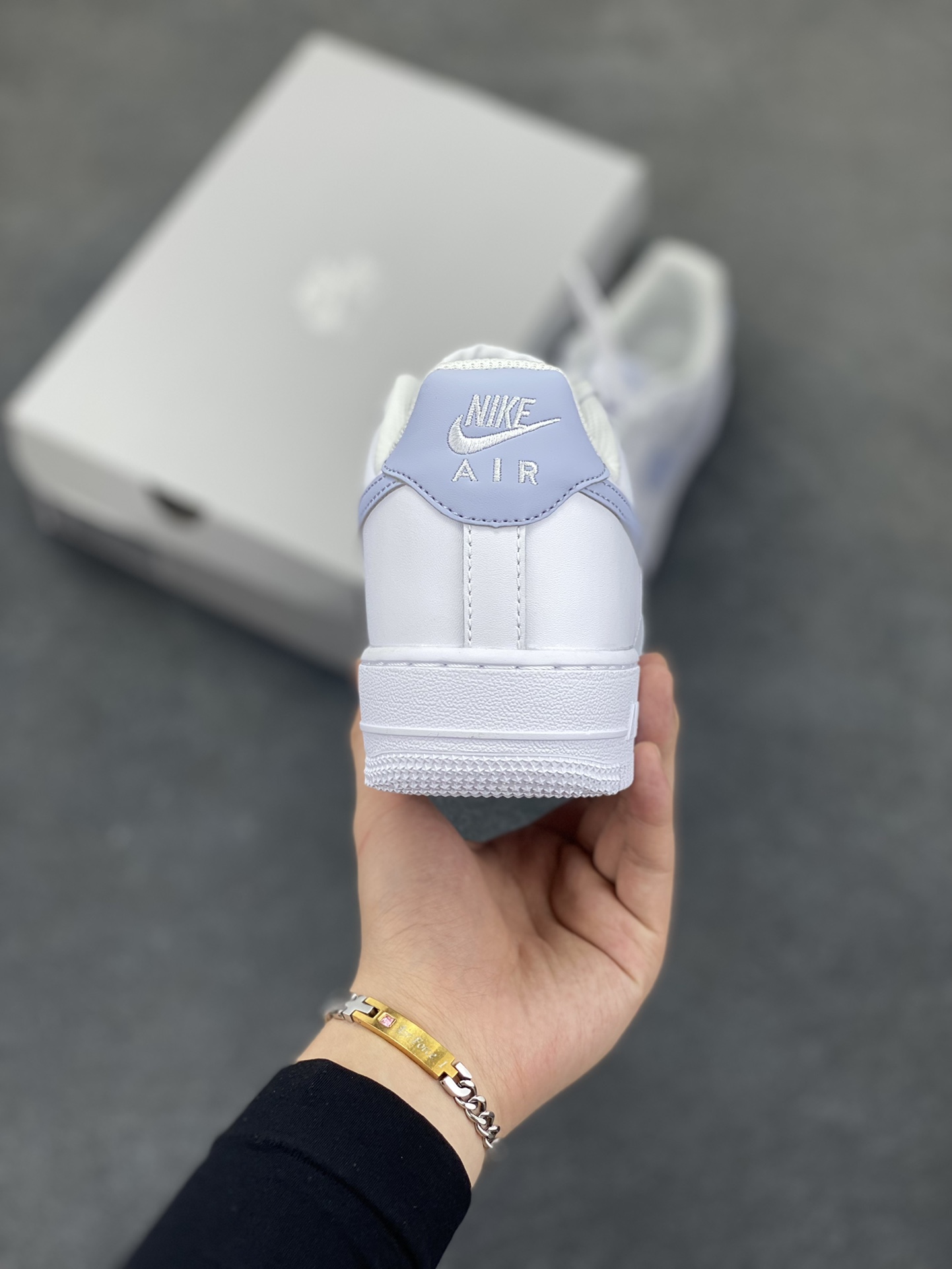 图片[4]-Nike Air Force 1‘07 Low 白浅灰 空军一号低帮休闲板鞋 原楦头原纸板 打造纯正空军版型#专注外贸渠道 全掌内置蜂窝气垫 #原盒配件 原厂中底钢印、拉帮完美 货号：FJ4146-117 尺码：36 36.5 37.5 38 38.5 39 40 40.5 41 42 42.5 43 44 44.5 45-选品中心