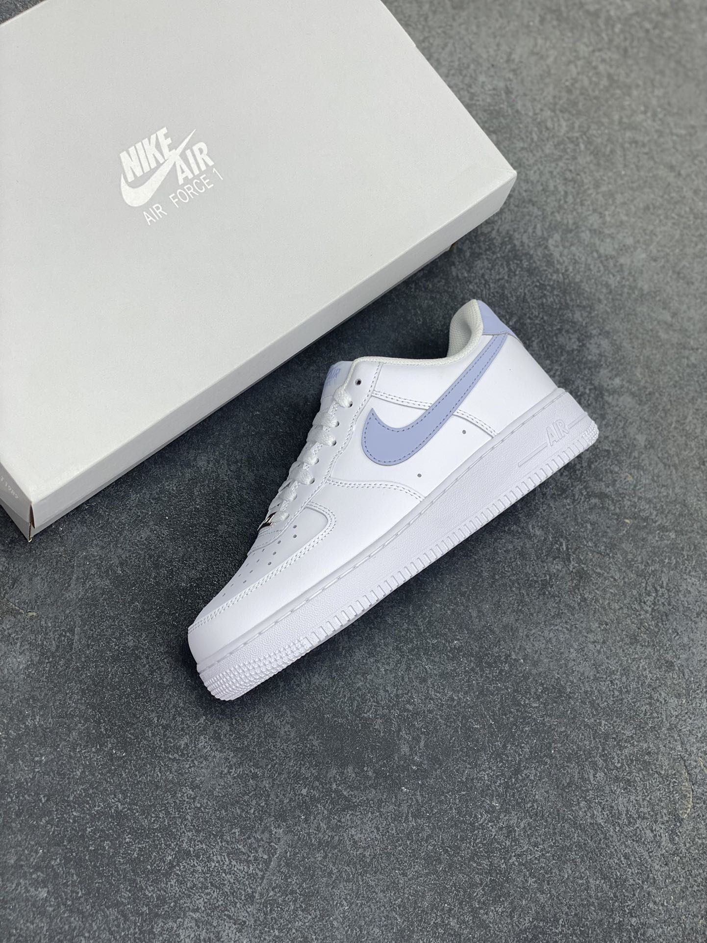 图片[7]-Nike Air Force 1‘07 Low 白浅灰 空军一号低帮休闲板鞋 原楦头原纸板 打造纯正空军版型#专注外贸渠道 全掌内置蜂窝气垫 #原盒配件 原厂中底钢印、拉帮完美 货号：FJ4146-117 尺码：36 36.5 37.5 38 38.5 39 40 40.5 41 42 42.5 43 44 44.5 45-选品中心