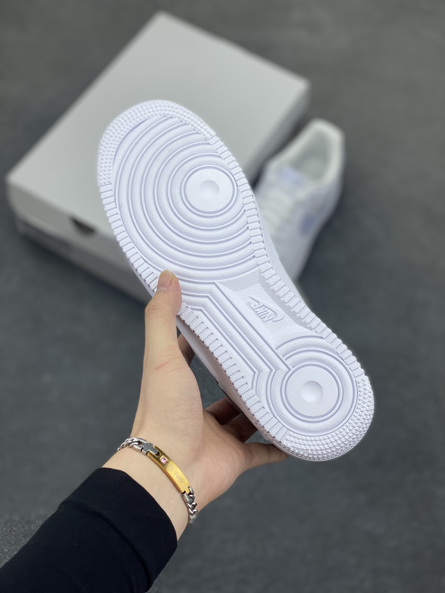 图片[5]-Nike Air Force 1‘07 Low 白浅灰 空军一号低帮休闲板鞋 原楦头原纸板 打造纯正空军版型#专注外贸渠道 全掌内置蜂窝气垫 #原盒配件 原厂中底钢印、拉帮完美 货号：FJ4146-117 尺码：36 36.5 37.5 38 38.5 39 40 40.5 41 42 42.5 43 44 44.5 45-选品中心