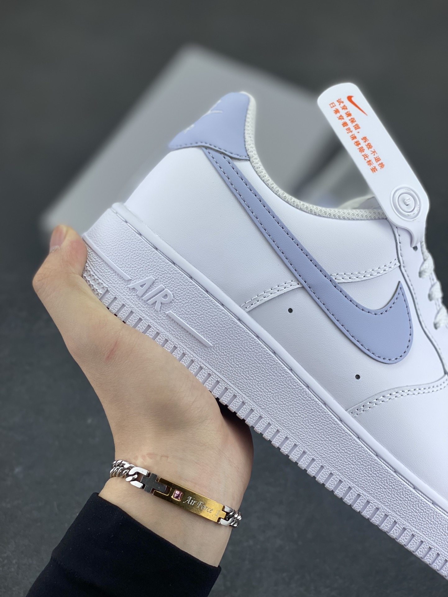 图片[6]-Nike Air Force 1‘07 Low 白浅灰 空军一号低帮休闲板鞋 原楦头原纸板 打造纯正空军版型#专注外贸渠道 全掌内置蜂窝气垫 #原盒配件 原厂中底钢印、拉帮完美 货号：FJ4146-117 尺码：36 36.5 37.5 38 38.5 39 40 40.5 41 42 42.5 43 44 44.5 45-选品中心