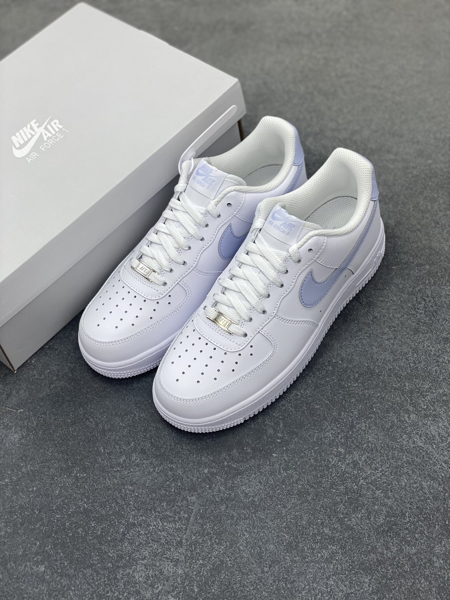 图片[8]-Nike Air Force 1‘07 Low 白浅灰 空军一号低帮休闲板鞋 原楦头原纸板 打造纯正空军版型#专注外贸渠道 全掌内置蜂窝气垫 #原盒配件 原厂中底钢印、拉帮完美 货号：FJ4146-117 尺码：36 36.5 37.5 38 38.5 39 40 40.5 41 42 42.5 43 44 44.5 45-选品中心
