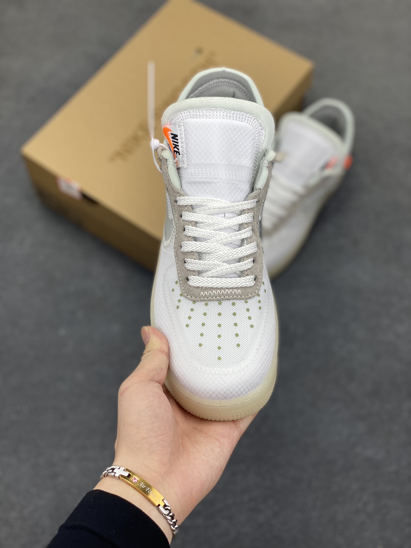 图片[2]-OFF-WHITE x NK Air Force 1 OW联名空军一号黑白#环保尼龙原配鞋带。柔软、弹性十足的缓震性能和出色的中底设计，横跨复古与现代的外型结合，造就出风靡全球三十多年的Force 1。 货号：AO4606-100 尺码：36 36.5 37.5 38 38.5 39 40 40.5 41 42 42.5 43 44 44.5 45-选品中心